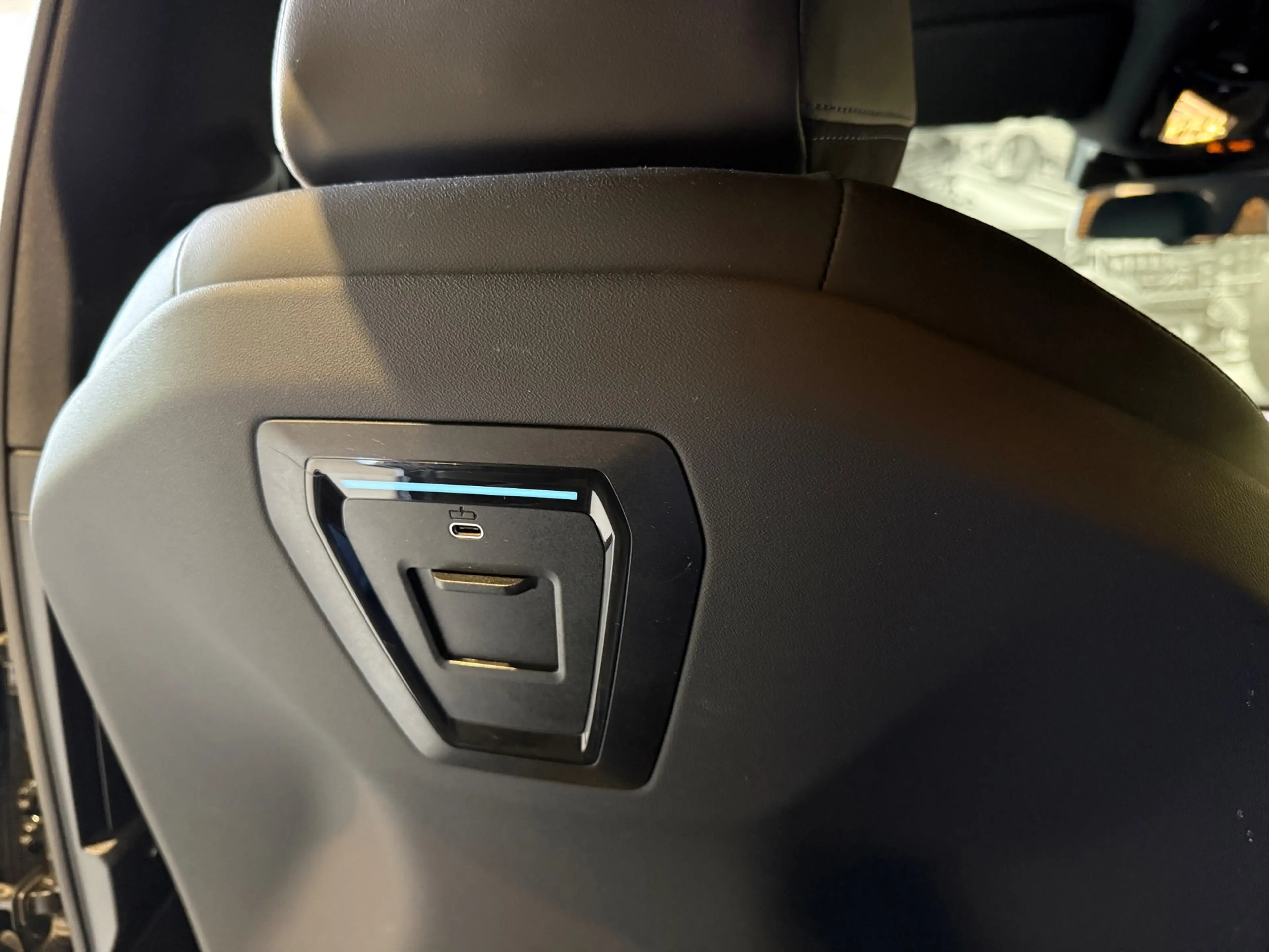 BMW i5 Touring EDrive40 M Sport Edition 84 kWh — photo 11