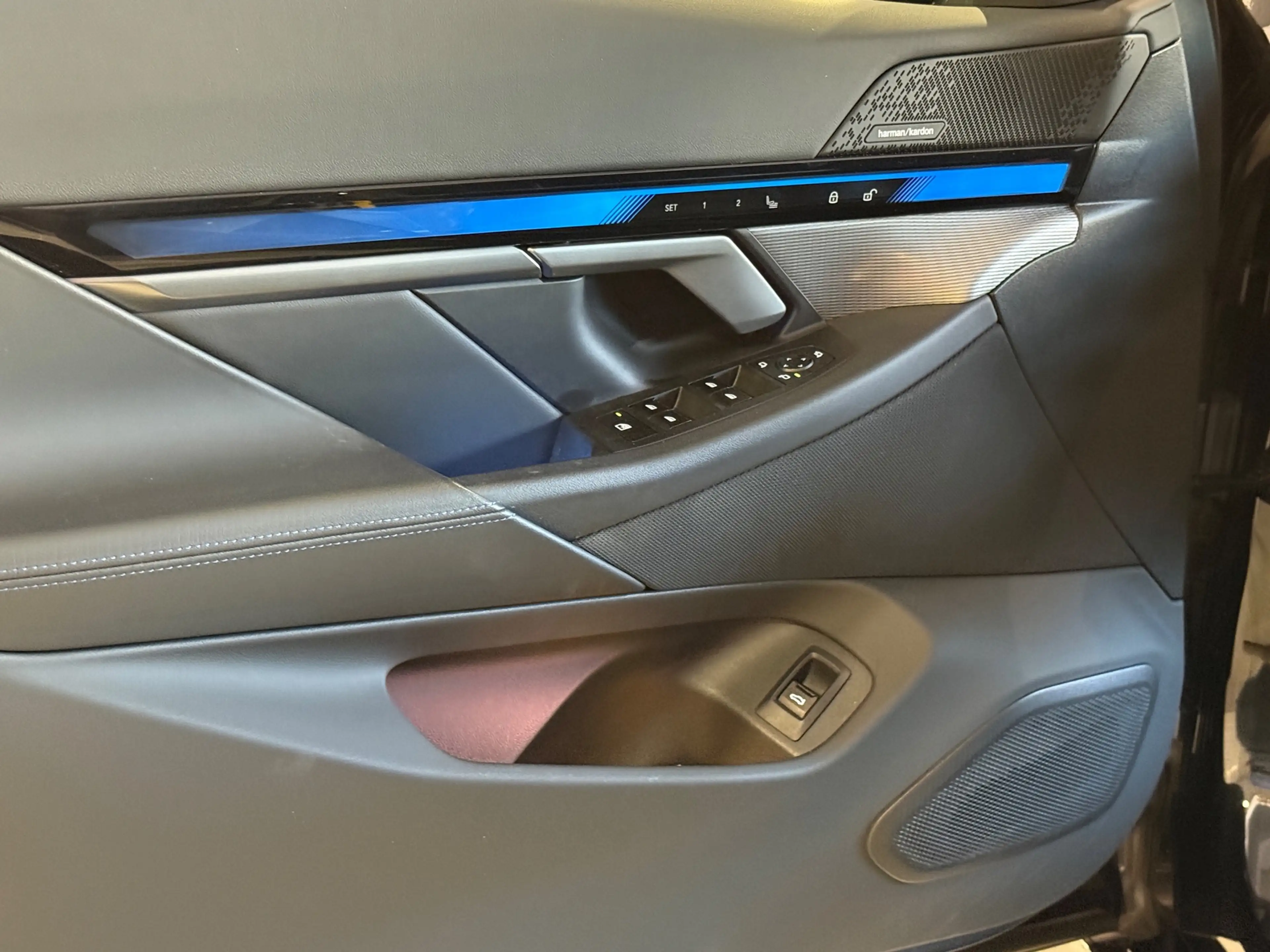 BMW i5 Touring EDrive40 M Sport Edition 84 kWh — photo 22