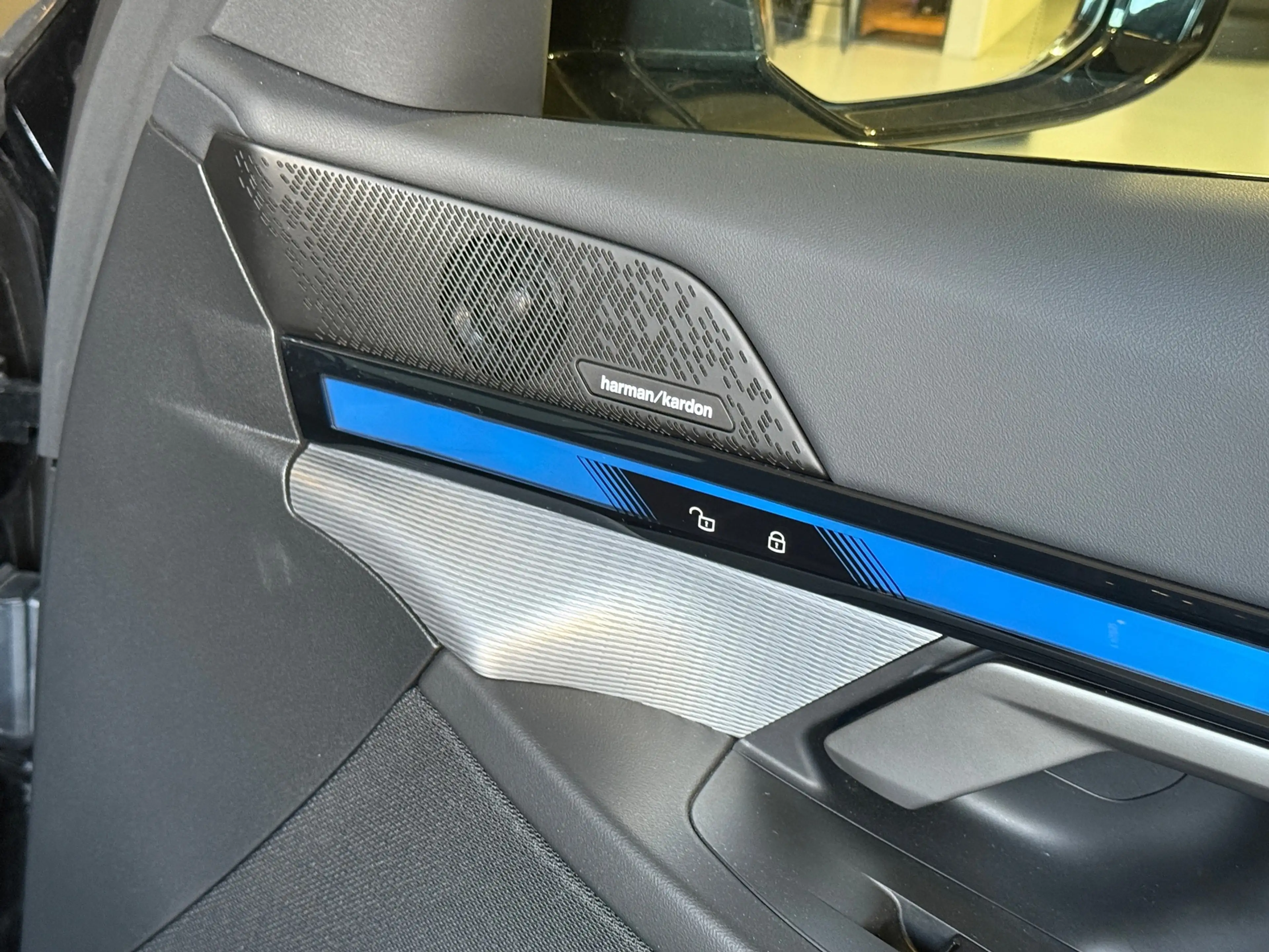 BMW i5 Touring EDrive40 M Sport Edition 84 kWh — photo 34