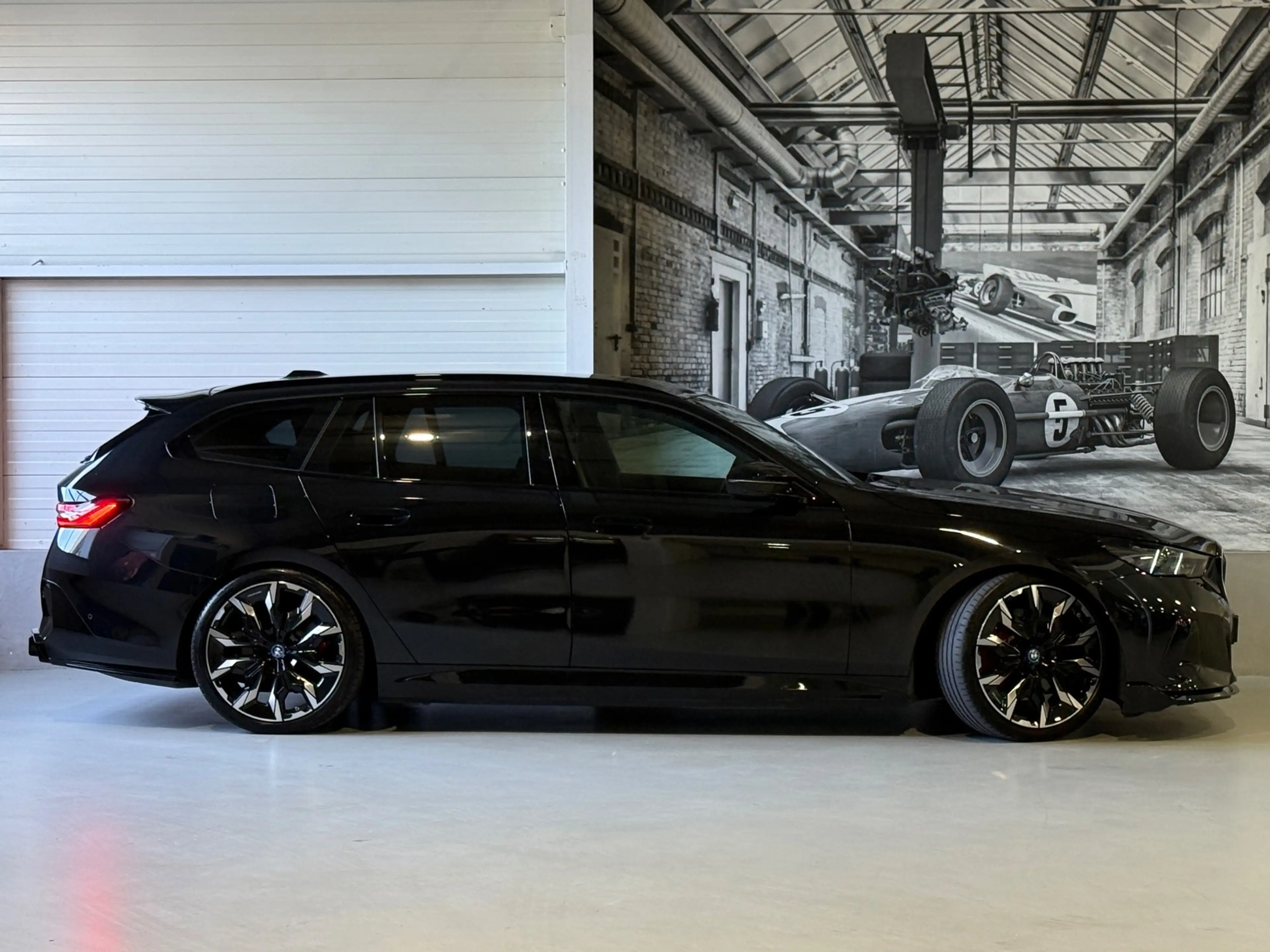 BMW i5 Touring EDrive40 M Sport Edition 84 kWh — photo 6