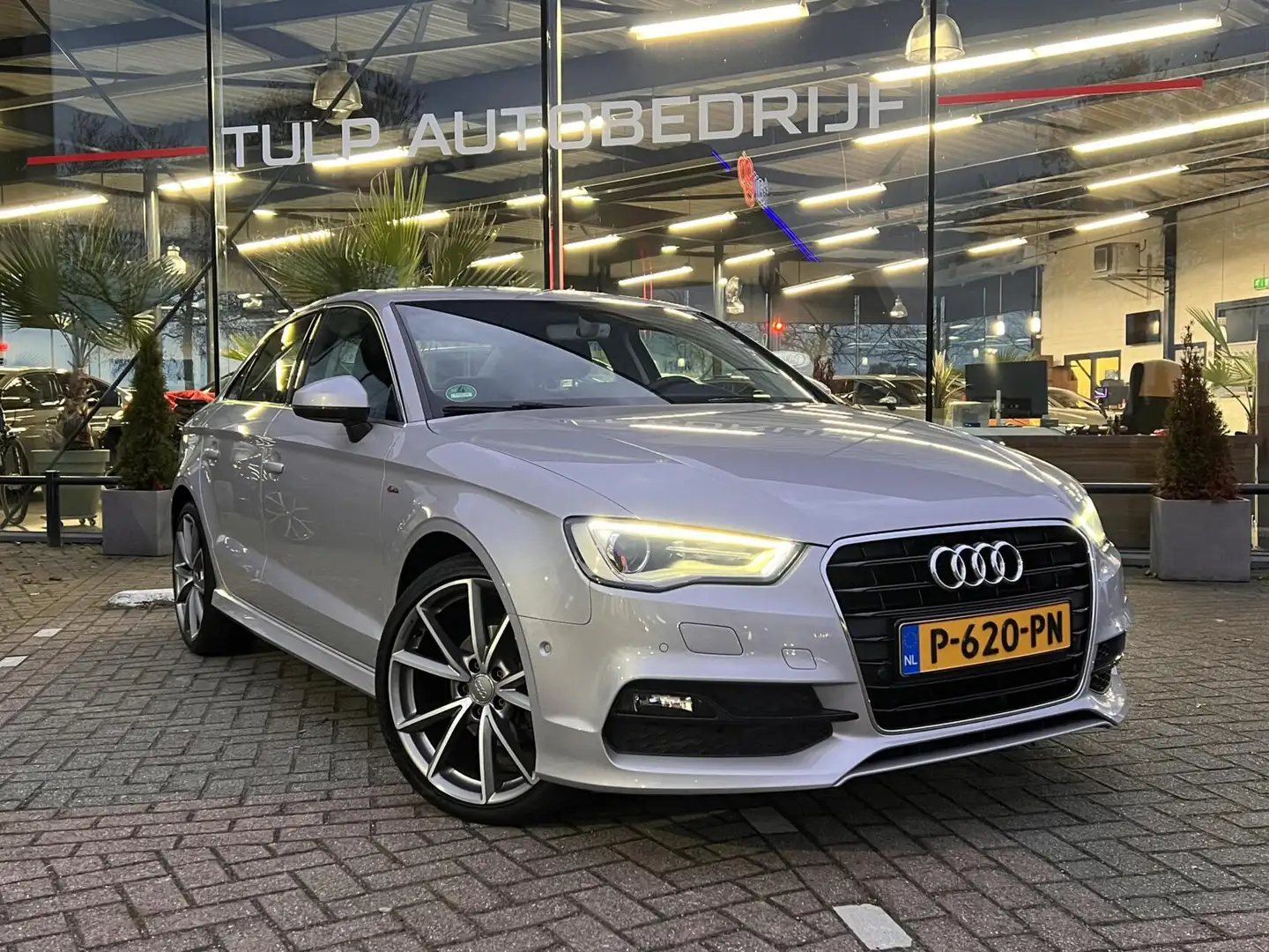 Audi A3 Limousine 1.4 TFSI CoD Ambition Pro Line S Automaa Grijs - 2