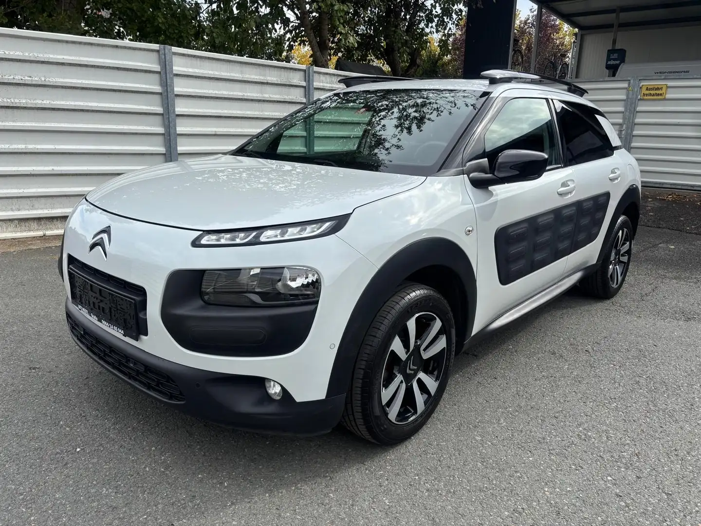 Citroen C4 Cactus 1,6 BHDI Shine —- Navi - Kamera - Metalic Weiß —- Weiß - 1