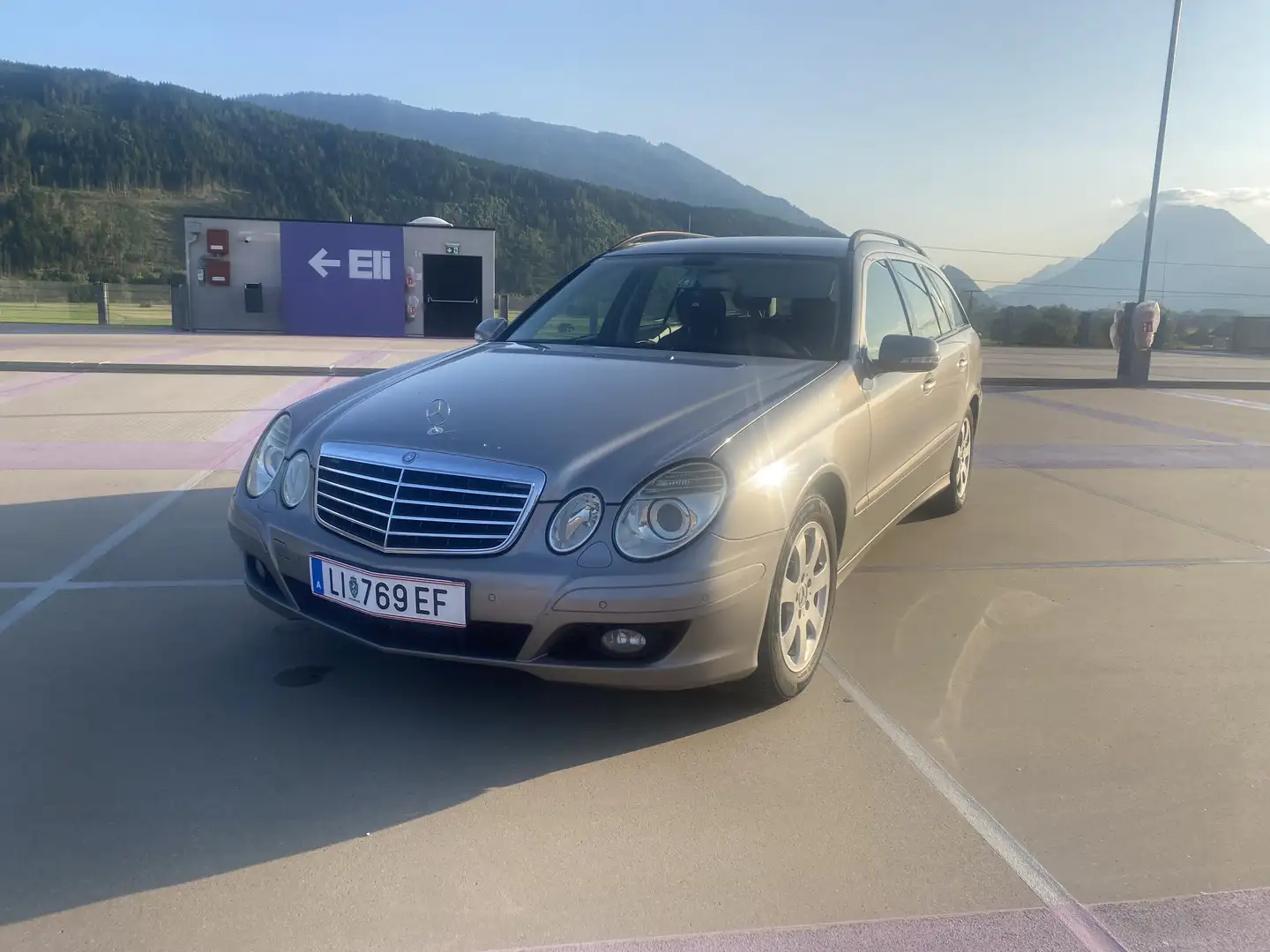 Mercedes-Benz E 320 T Classic CDI Aut. Silber - 2