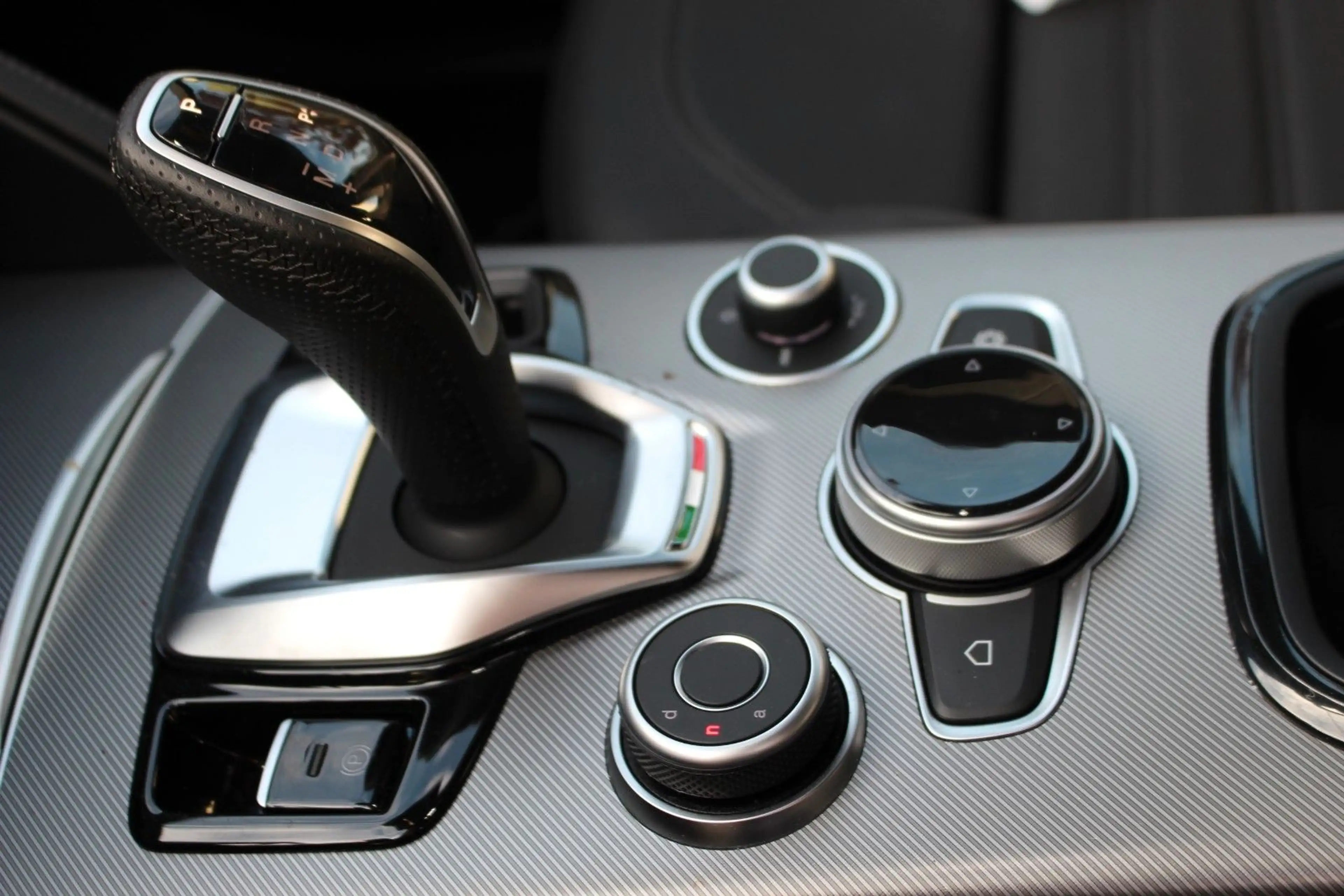 Alfa Romeo Stelvio Veloce Q4 Matrix Werksgarantie bis 11.27 — photo 12