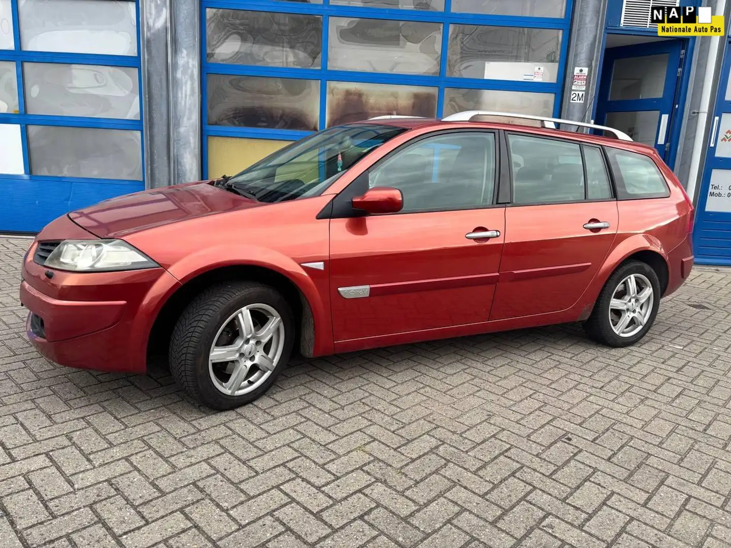 Renault Megane Grand Tour 1.6-16V Privilège Rouge - 1