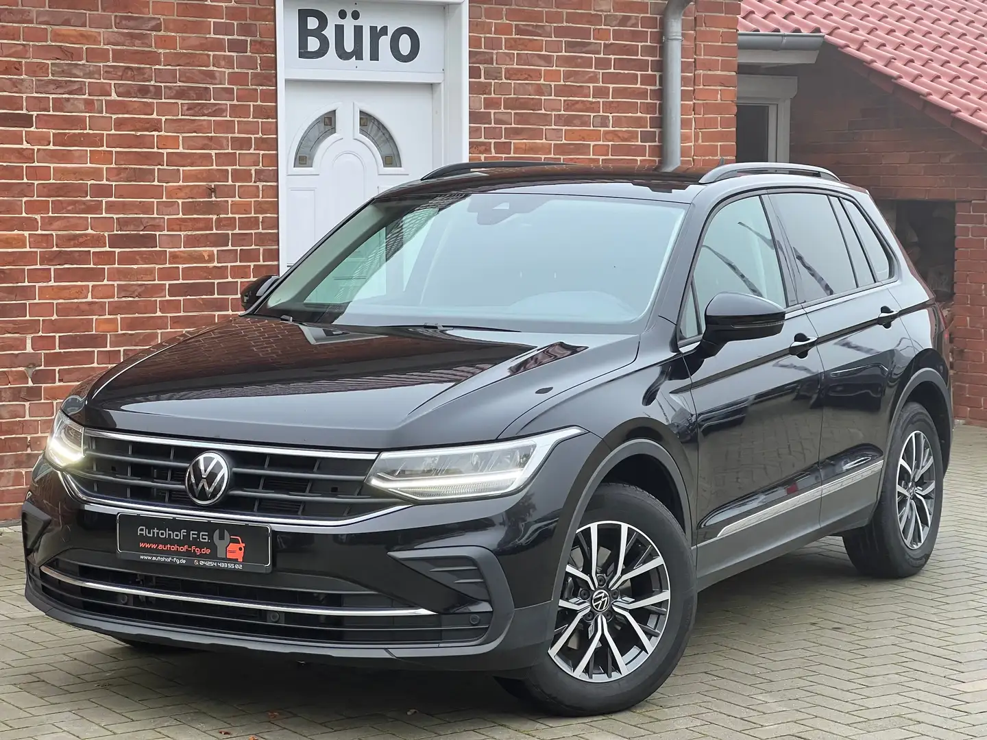 Volkswagen Tiguan Life*ACC/KAMERA/CARPLAY/AHK/LANEASSIST/KLIMA/1HAND Noir - 1