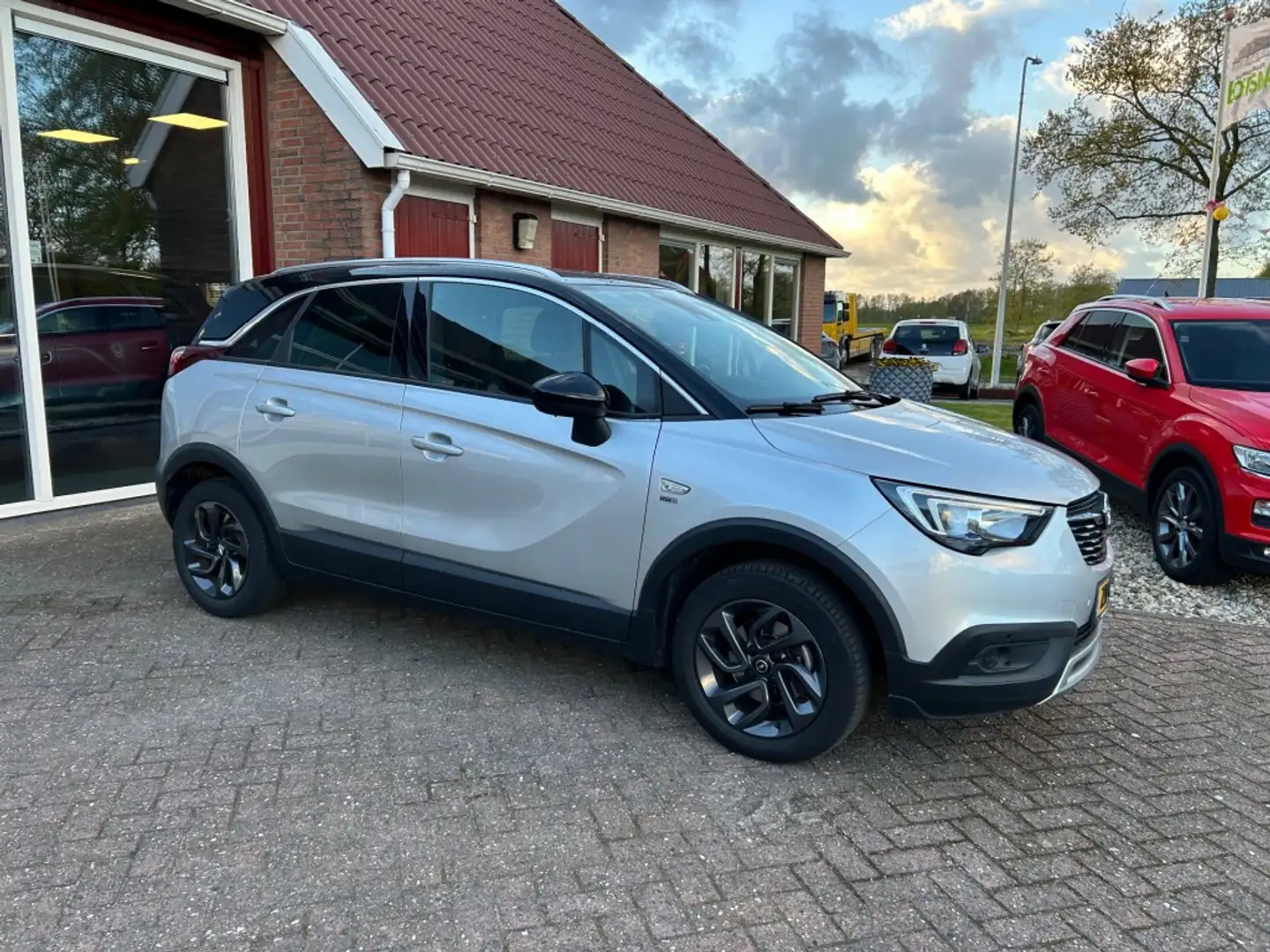 Opel Crossland X 1.2 TURBO 120 JAAR EDITION AUTOMAAT! Grijs - 1