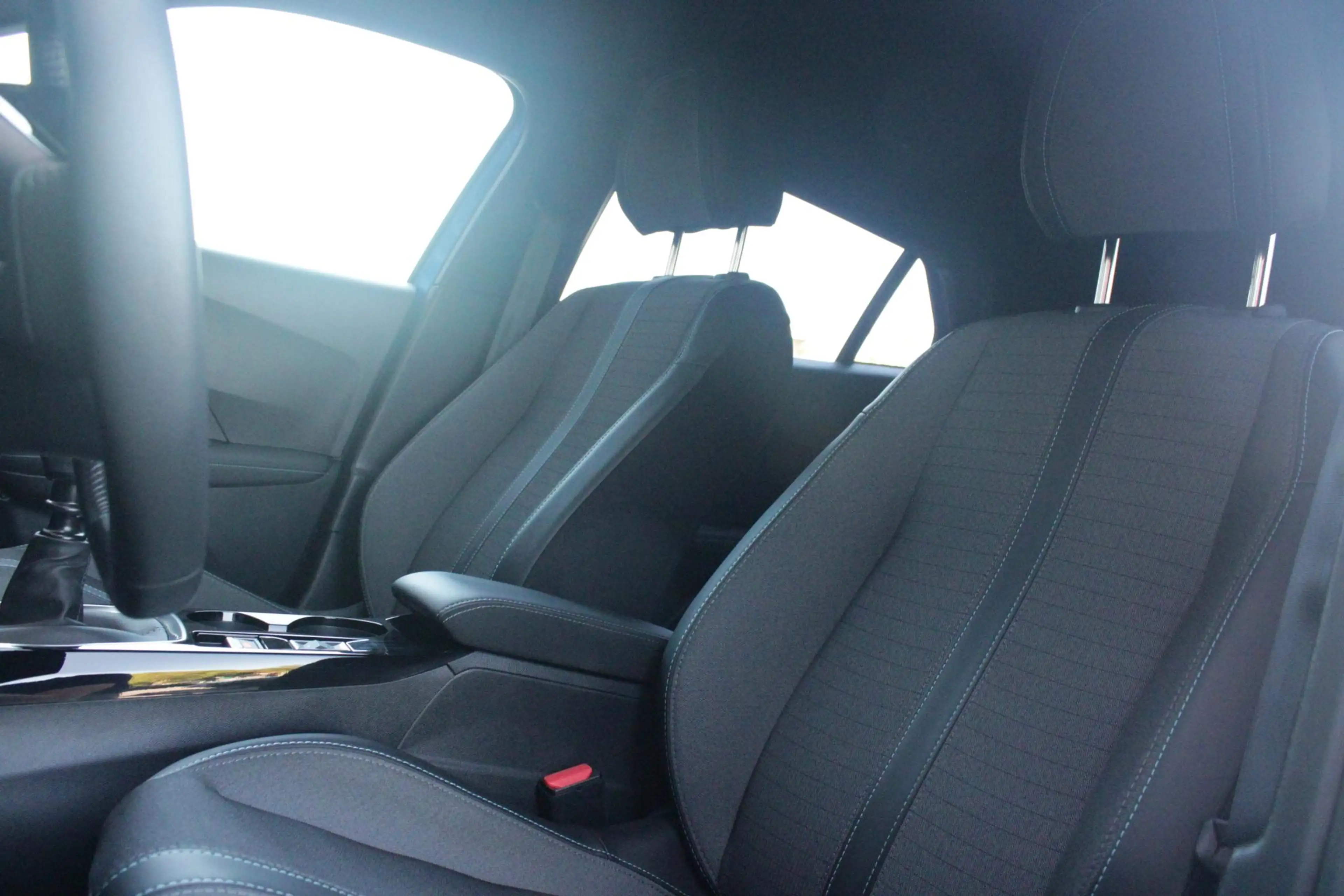 Peugeot 2008 1.2 130PK ALLURE PACK | TREKHAAK AFNEEMBAAR | NAVI — photo 2