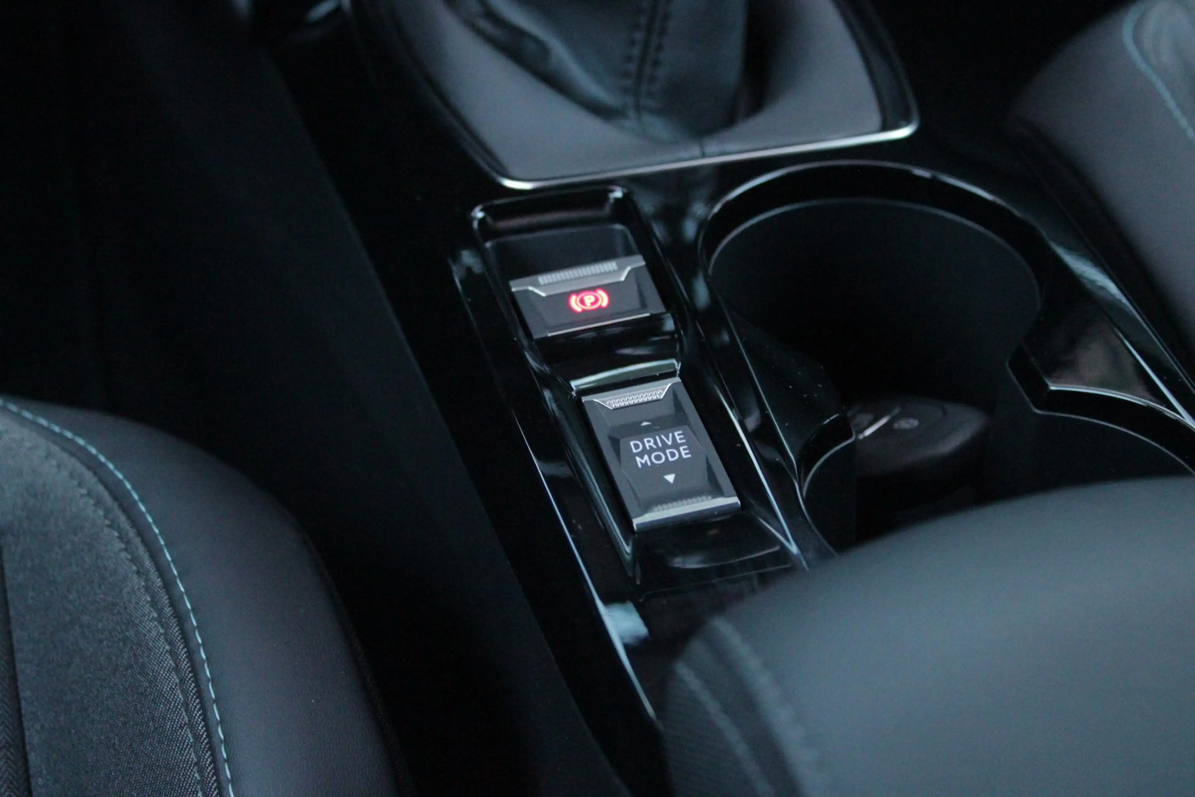 Peugeot 2008 1.2 130PK ALLURE PACK | TREKHAAK AFNEEMBAAR | NAVI — photo 29