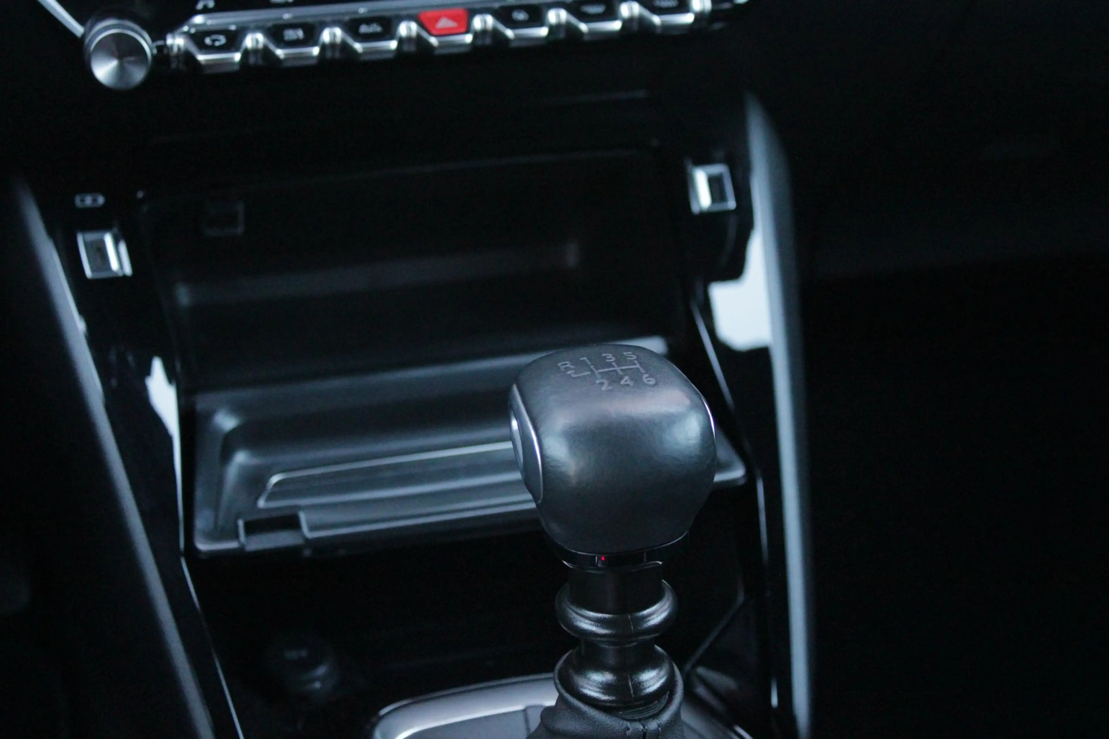 Peugeot 2008 1.2 130PK ALLURE PACK | TREKHAAK AFNEEMBAAR | NAVI — photo 16