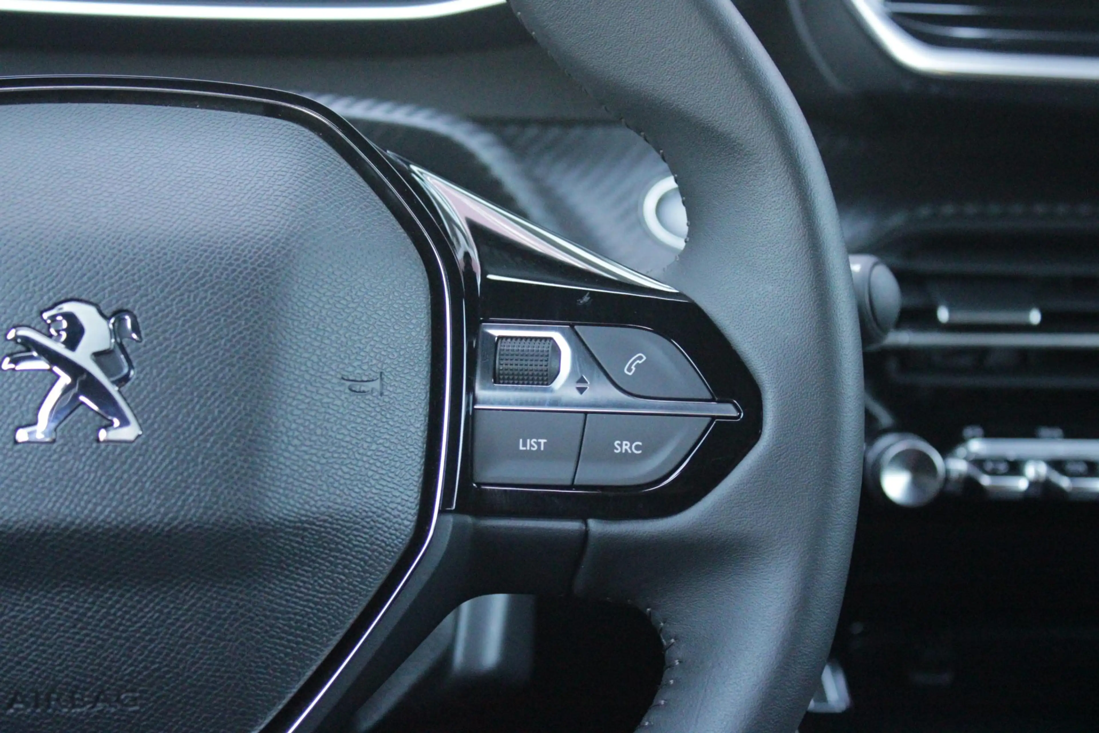 Peugeot 2008 1.2 130PK ALLURE PACK | TREKHAAK AFNEEMBAAR | NAVI — photo 17
