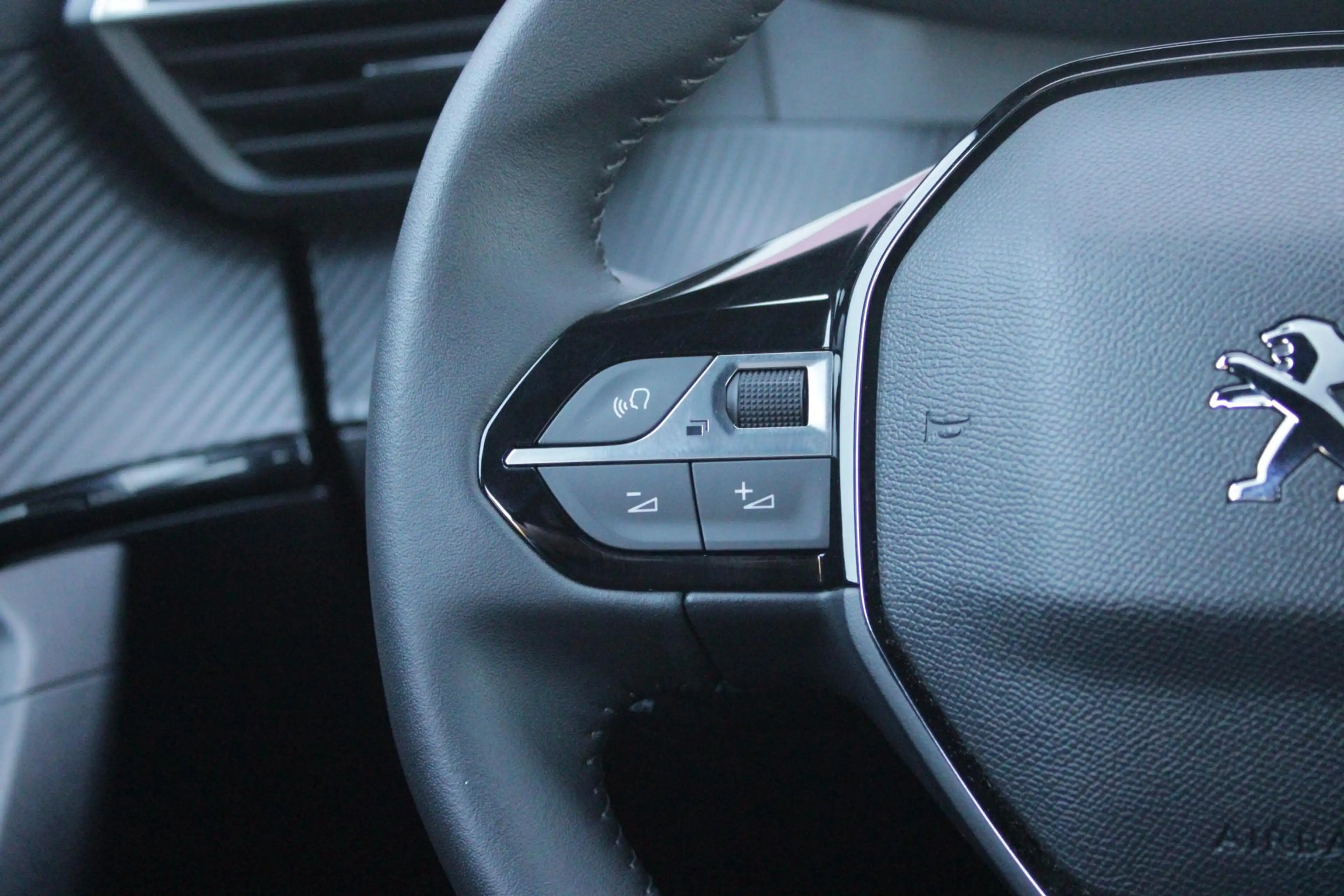 Peugeot 2008 1.2 130PK ALLURE PACK | TREKHAAK AFNEEMBAAR | NAVI — photo 28