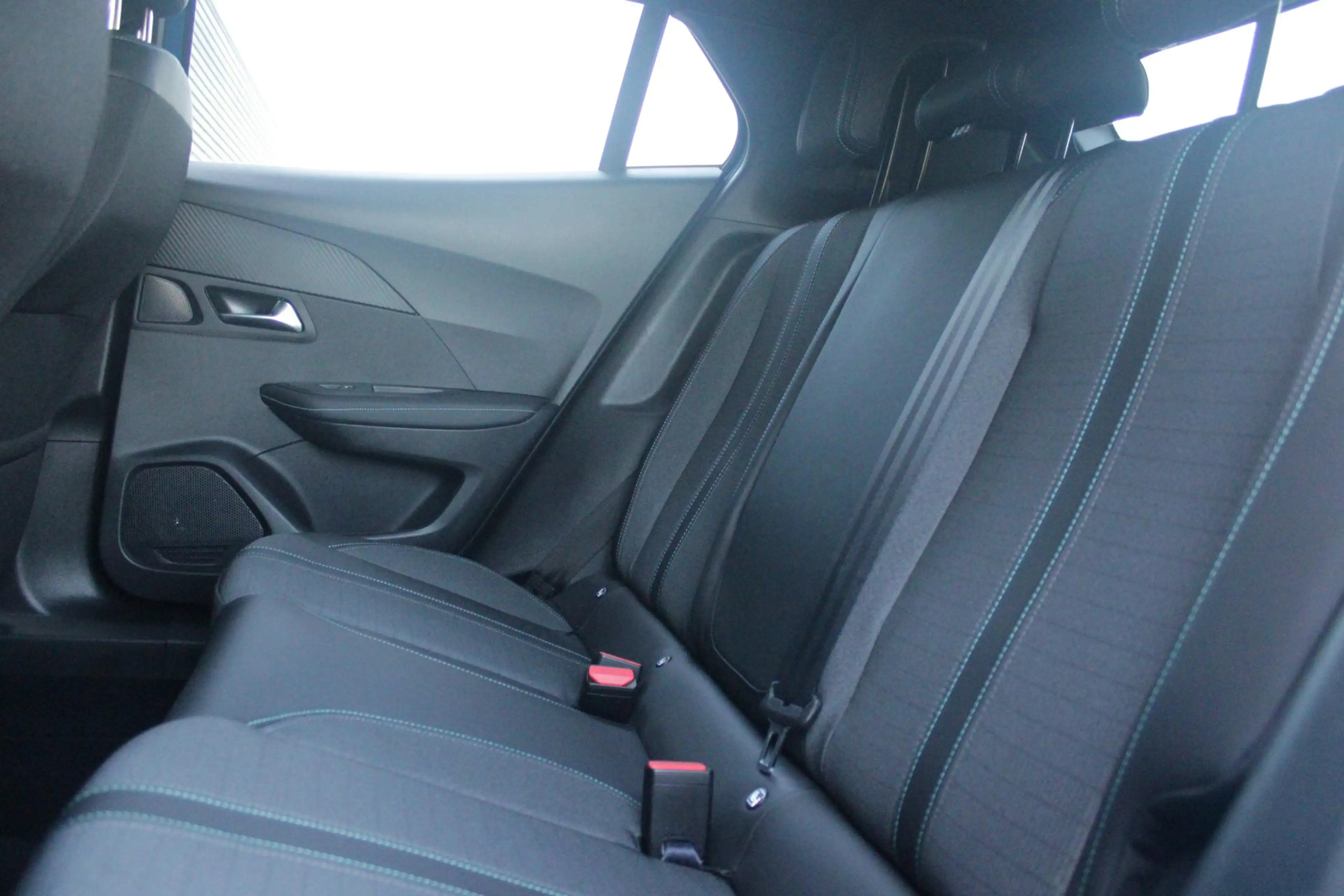 Peugeot 2008 1.2 130PK ALLURE PACK | TREKHAAK AFNEEMBAAR | NAVI — photo 8