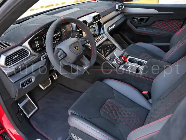 Lamborghini Urus view 5