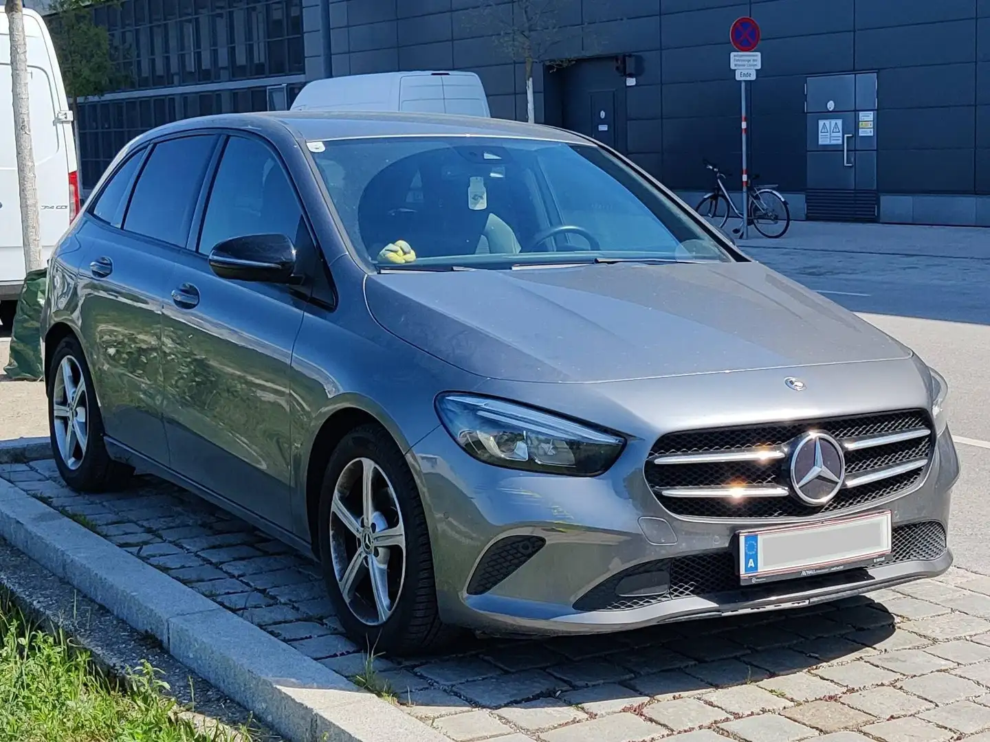 Mercedes-Benz B 180 garagengepflegt, kaum verwendet, Keyless Start, Extras im Wert von €10k Grau - 1