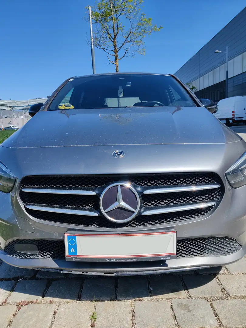 Mercedes-Benz B 180 garagengepflegt, kaum verwendet, Keyless Start, Extras im Wert von €10k Grau - 2