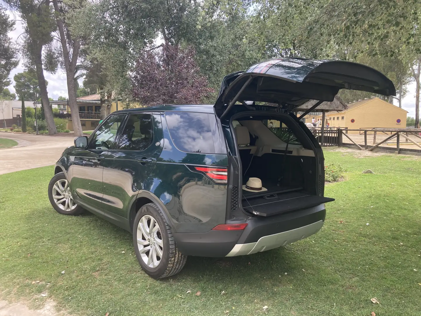 Land Rover Discovery 3.0SDV6 SE Aut. - 2