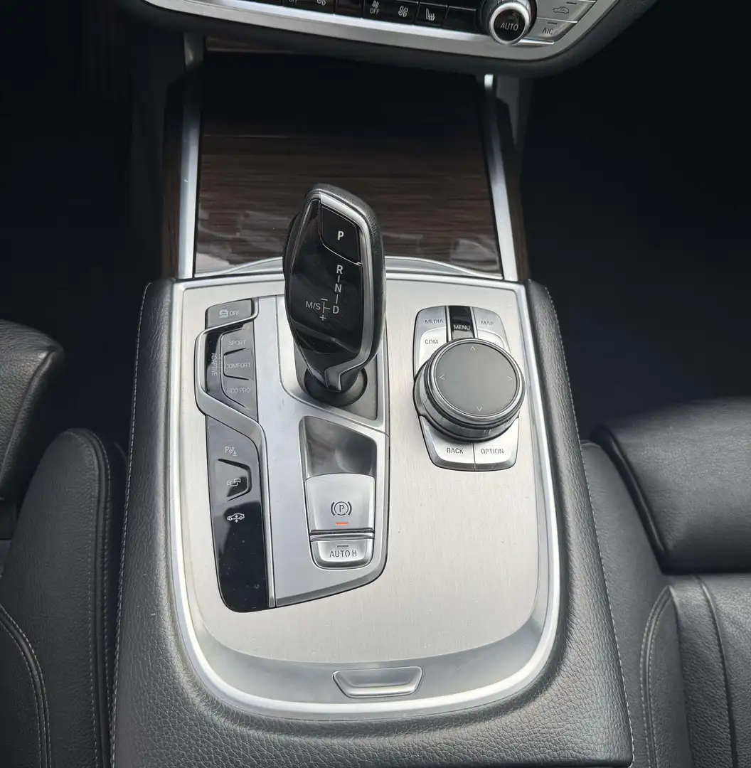 BMW 740 740i - 2