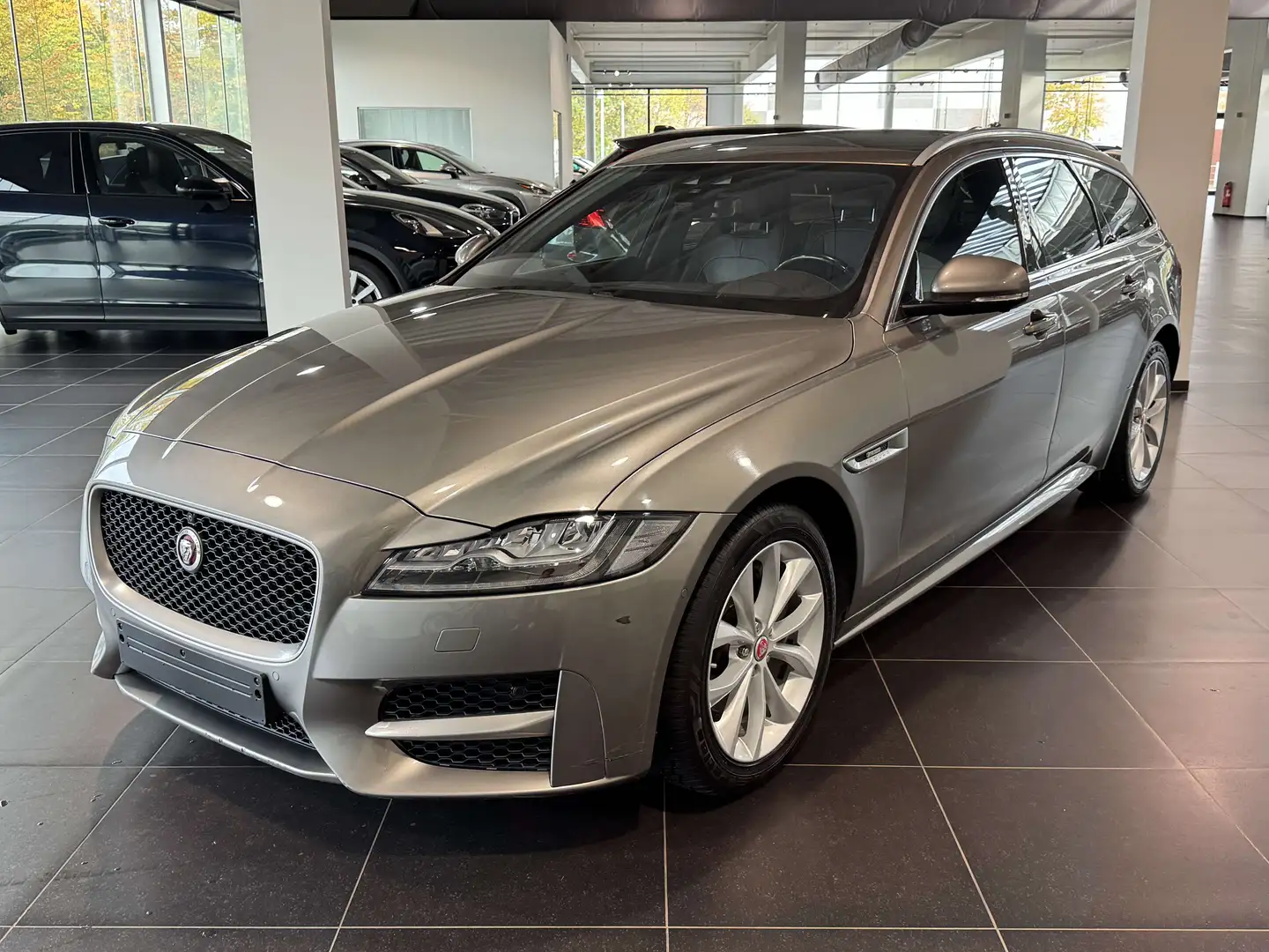Jaguar XF SportBrake 25D AWD Panorama, Head-Up Display, Came Gris - 1