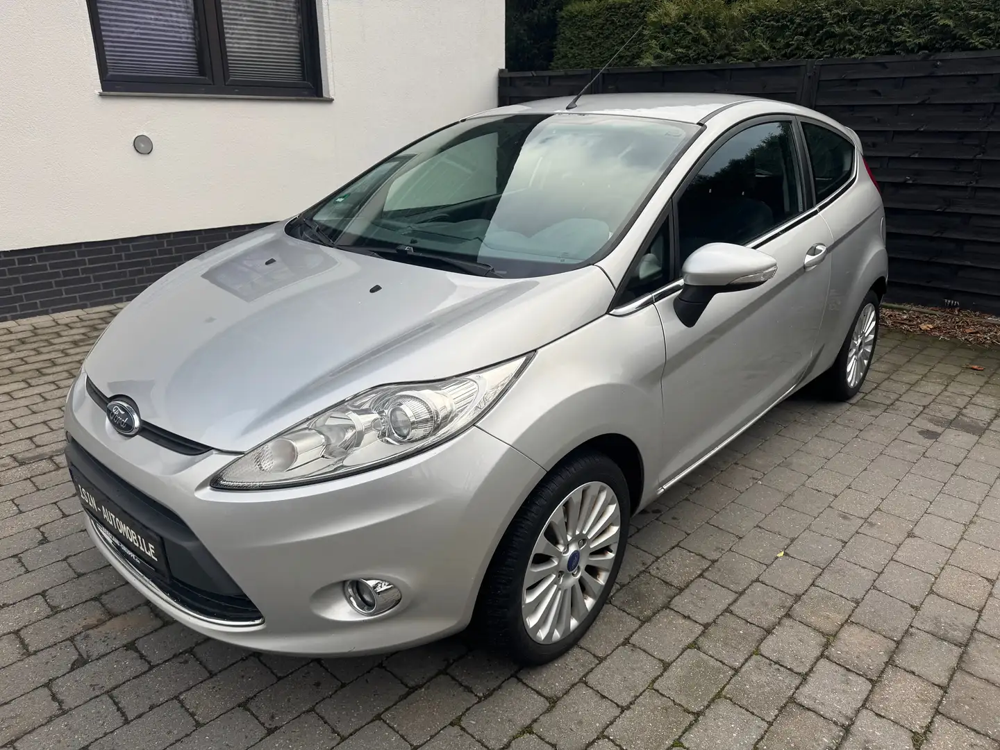 Ford Fiesta Titanium Silber - 1