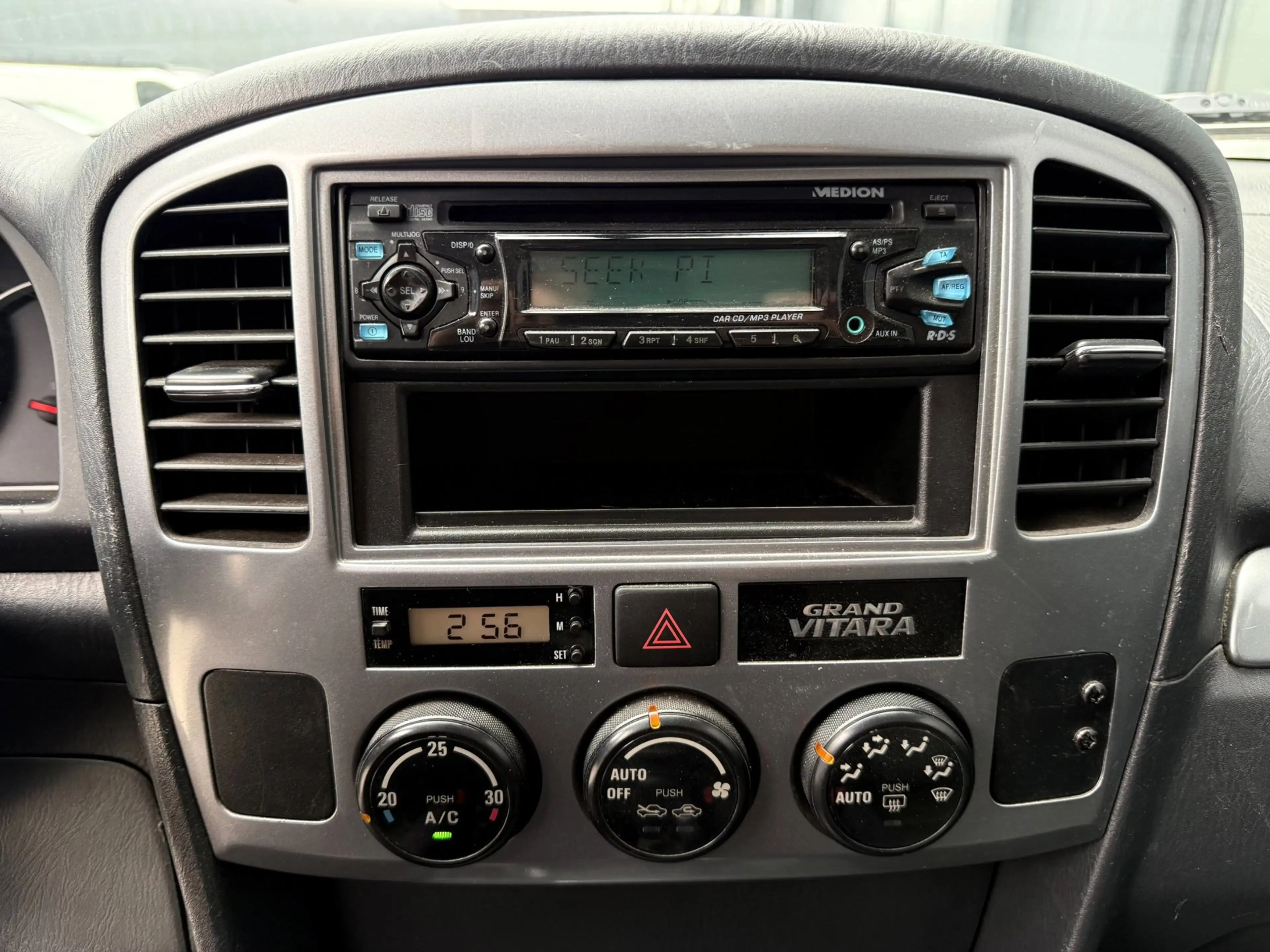 Suzuki Grand Vitara 2.0 Metal Top — photo 11