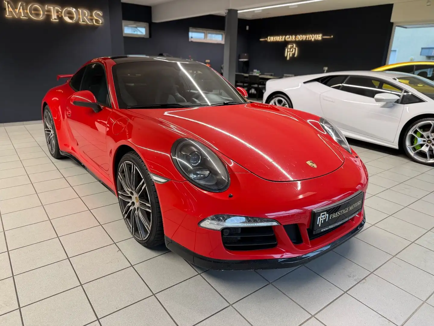 Porsche 911 Carrera 4 GTS Rood - 2