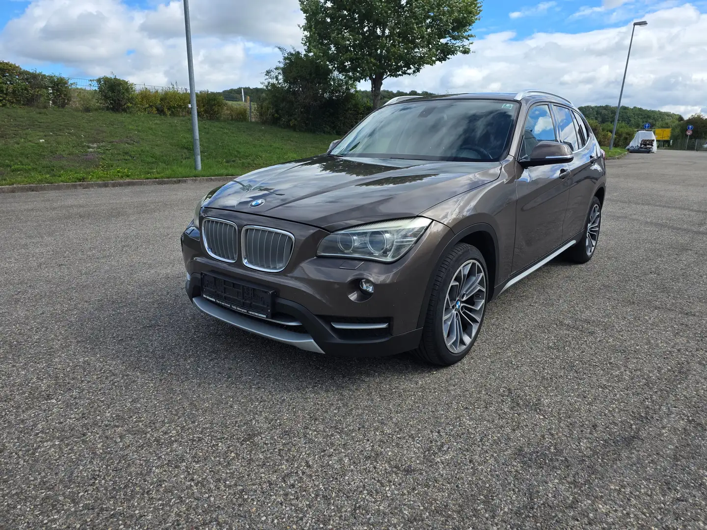 BMW X1 18 d_Euro5_TÜV 05/2026_Pano_Klimaautomatik Braun - 1