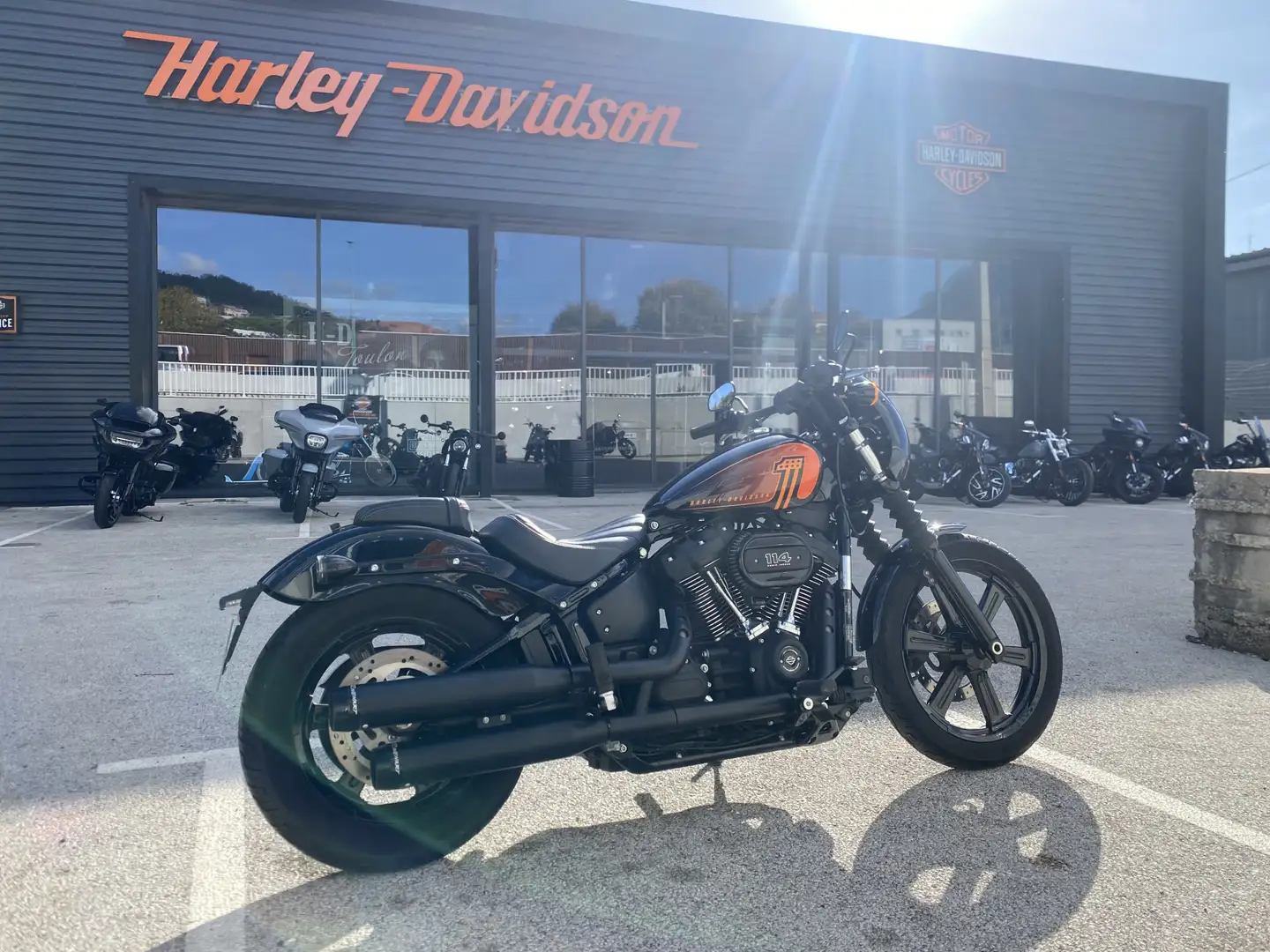 Harley-Davidson Street Bob Oranje - 1