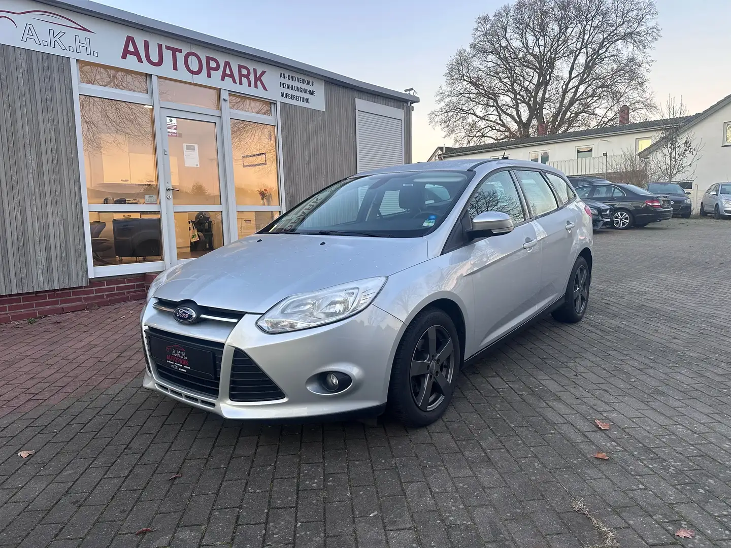 Ford Focus Trend Allweterr. TÜV&Service Neu*Garantie*Klima Silber - 1