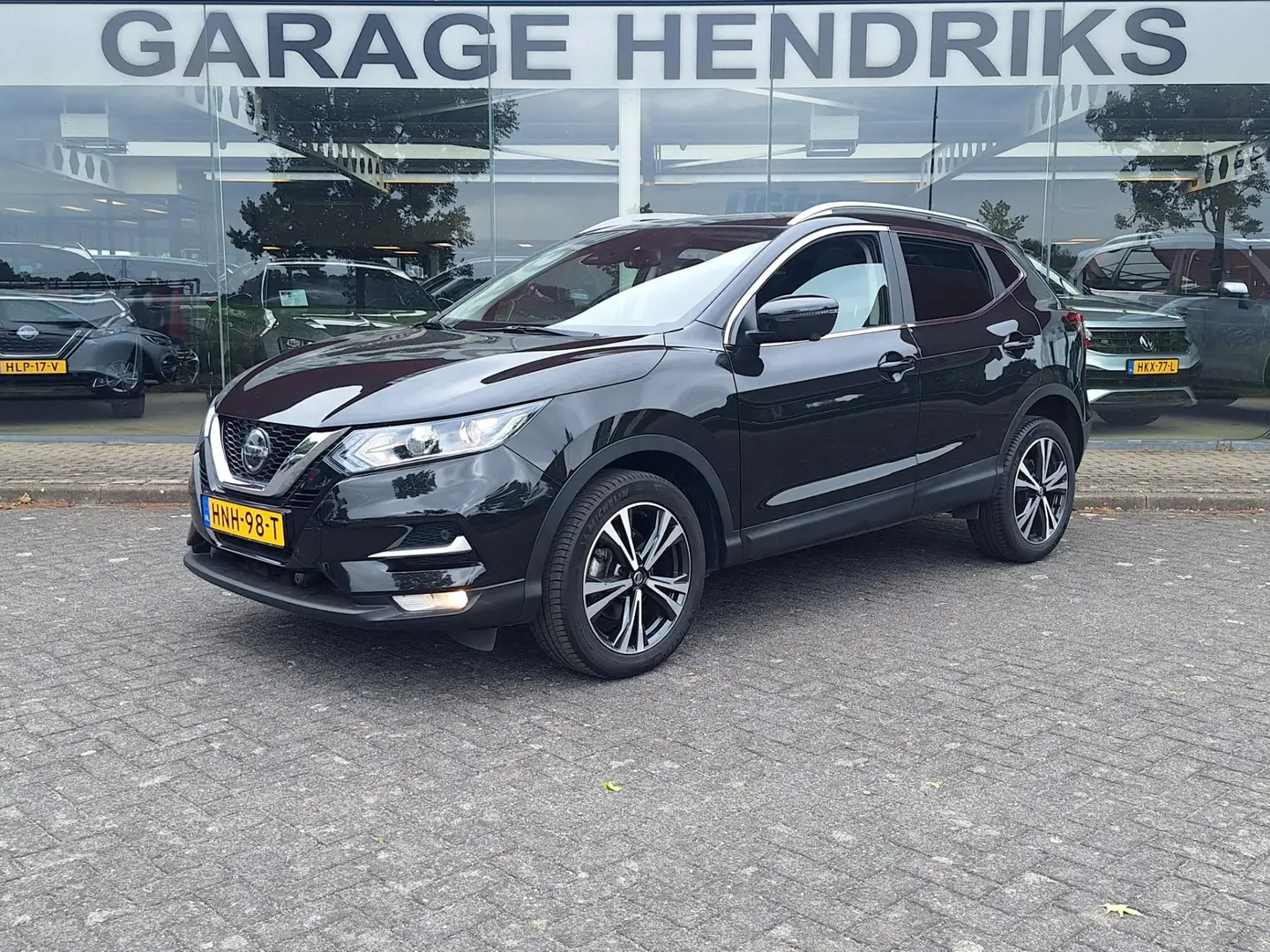 Nissan Qashqai 1.3 DIG-T N-Connecta | Pano | Climate | Navi | 360 Zwart - 1
