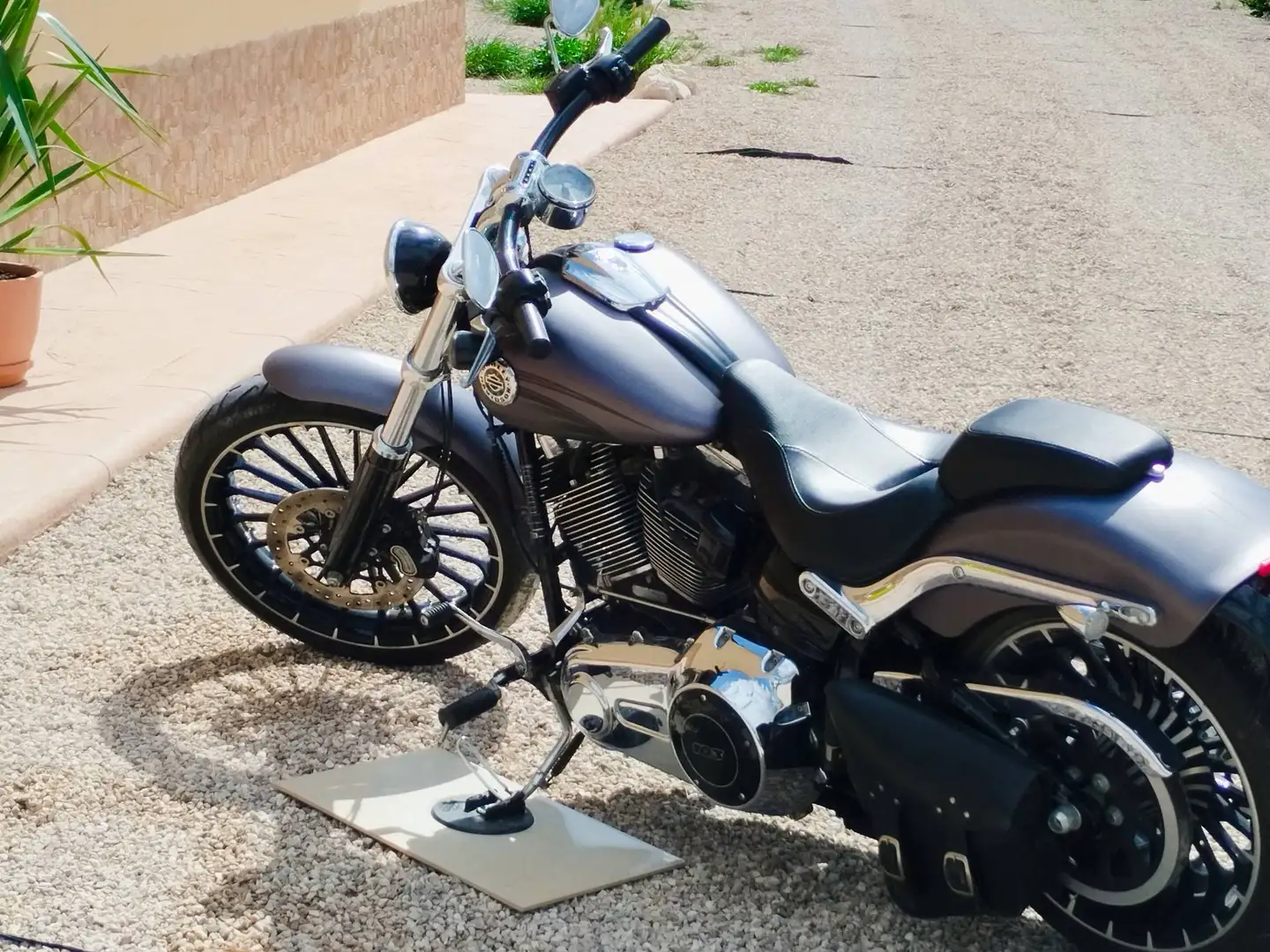 Harley-Davidson Breakout Gris - 1