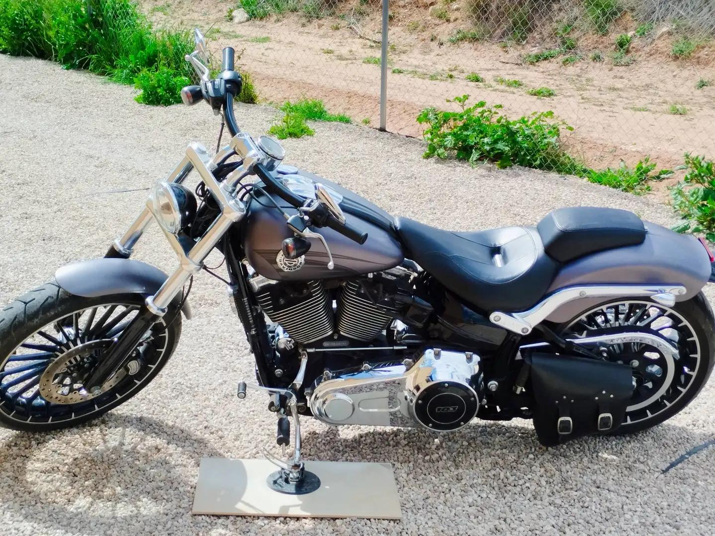 Harley-Davidson Breakout Gris - 2
