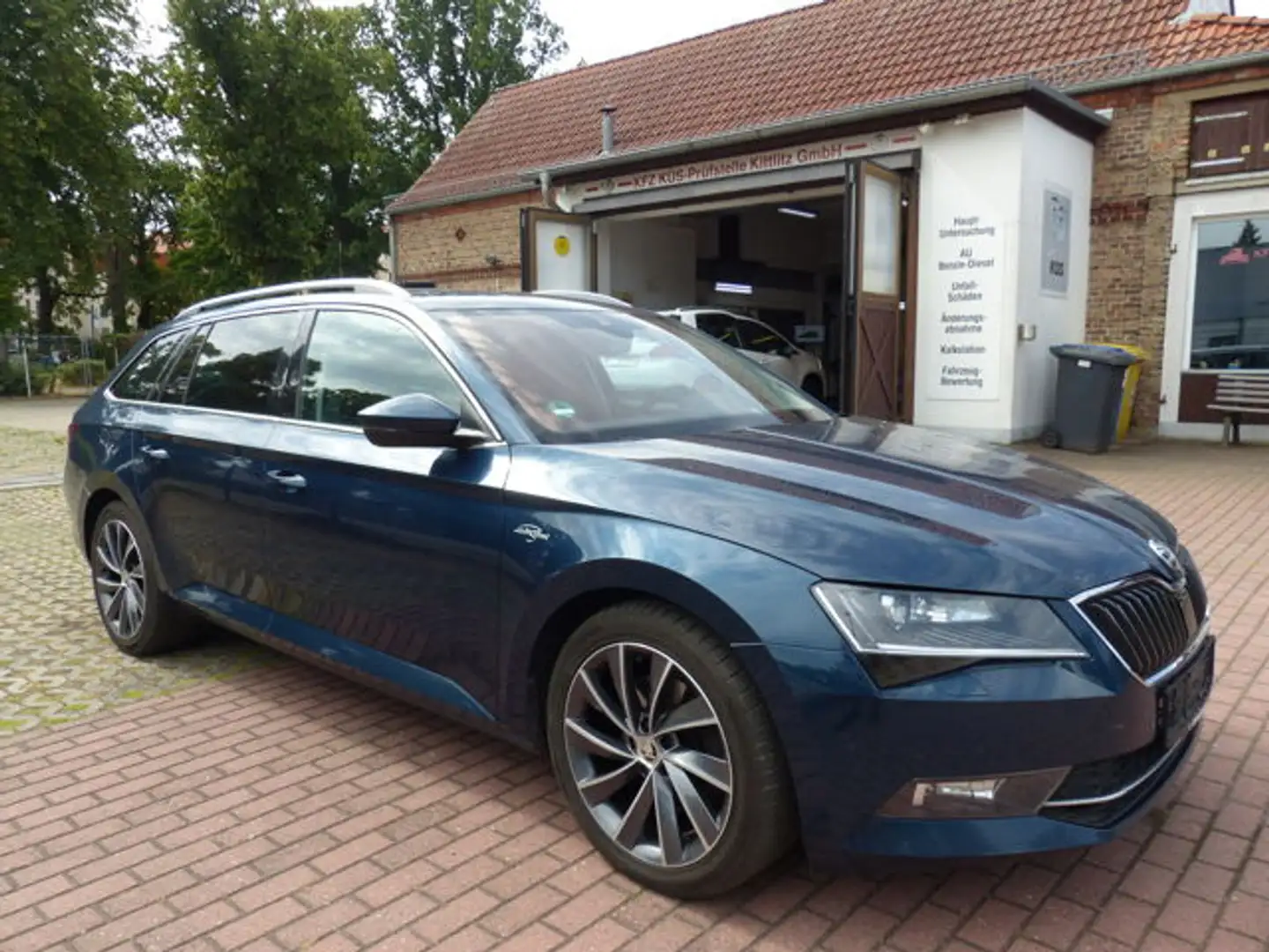 Skoda Superb 2.0 TDI L&K Auto. Leder,Tempo.,Navi, AHK - 2