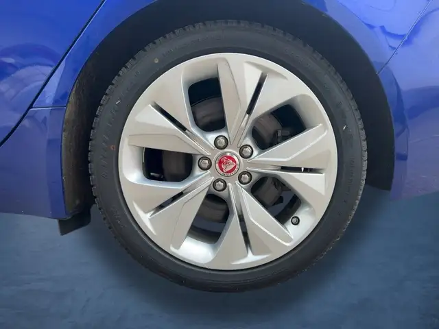 Jaguar Xe view 22
