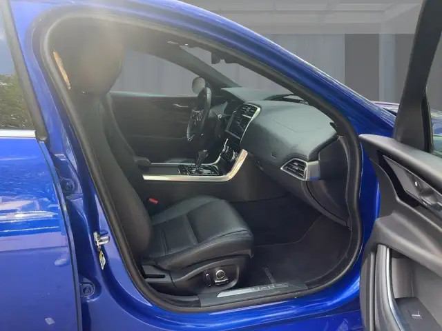 Jaguar Xe view 8