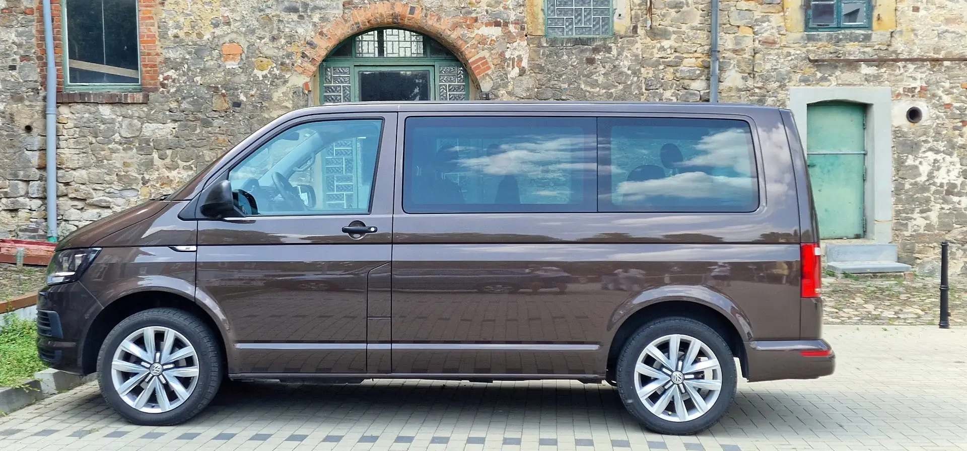 Volkswagen T6 Multivan Trendline, Motor NEU, AHK Brun - 1