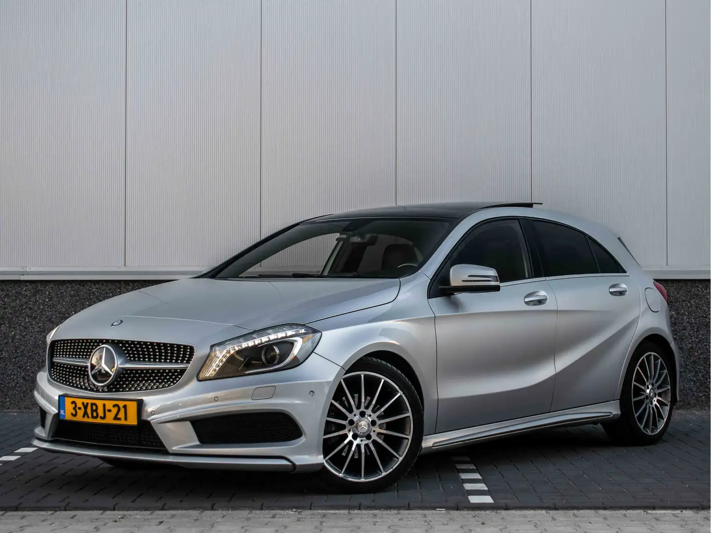 Mercedes-Benz A 180 AMG pakket | Pano | Trekhaak | Navi | Airco | PDC Grijs - 1