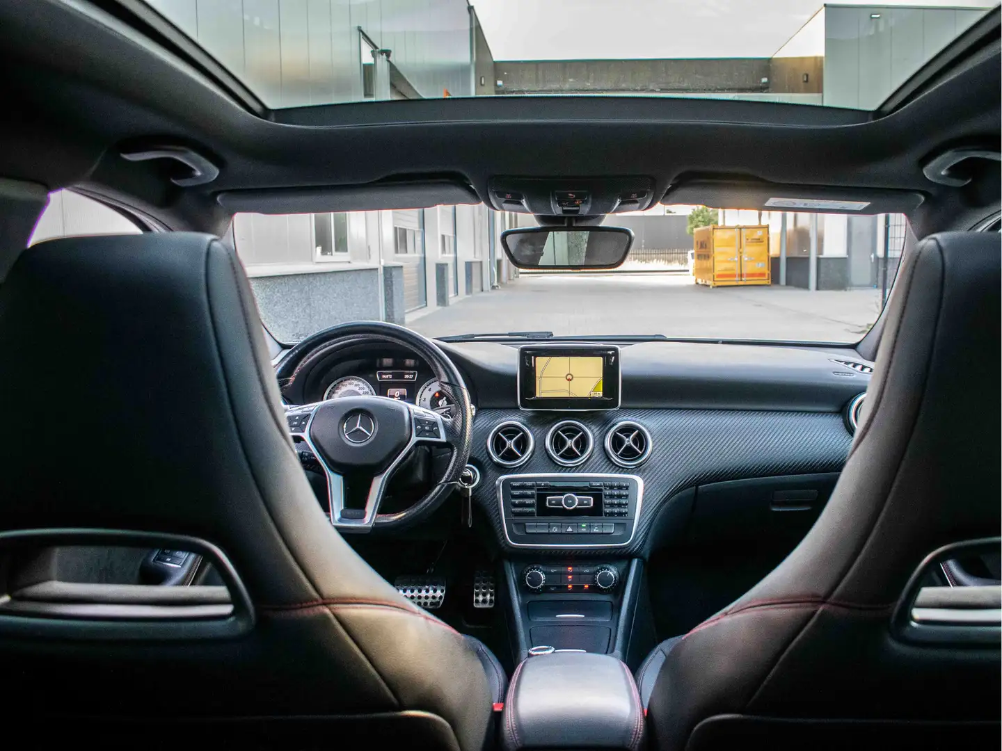Mercedes-Benz A 180 AMG pakket | Pano | Trekhaak | Navi | Airco | PDC Grijs - 2