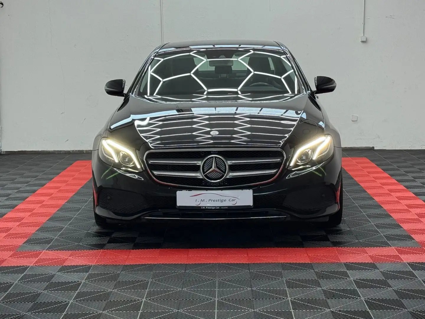 Mercedes-Benz E 220 Lim. Avantgarde Aut. Navi Leder SHZ LED Schwarz - 2