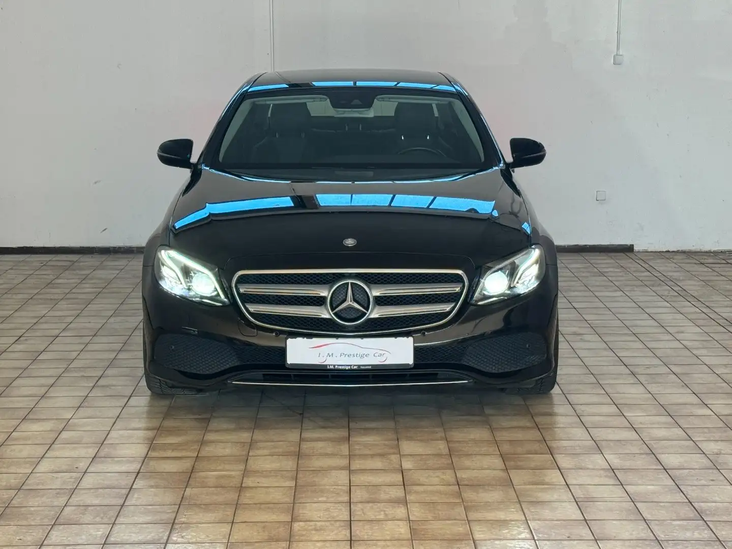 Mercedes-Benz E 220 Lim. Avantgarde Aut. Navi Leder SHZ LED Noir - 2