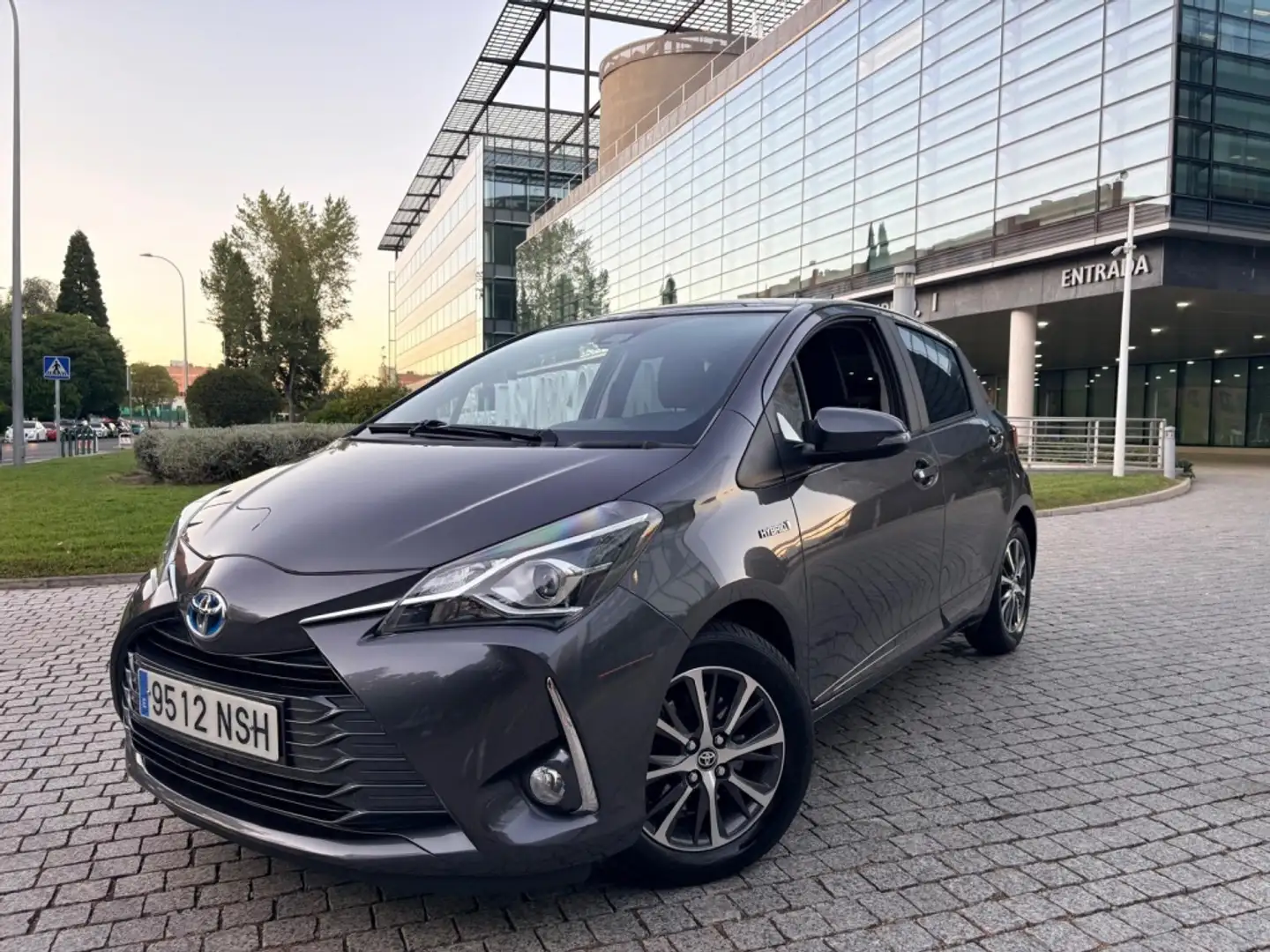 Toyota Yaris 100H 1.5 Feel! 20 Aniversario Gris - 1