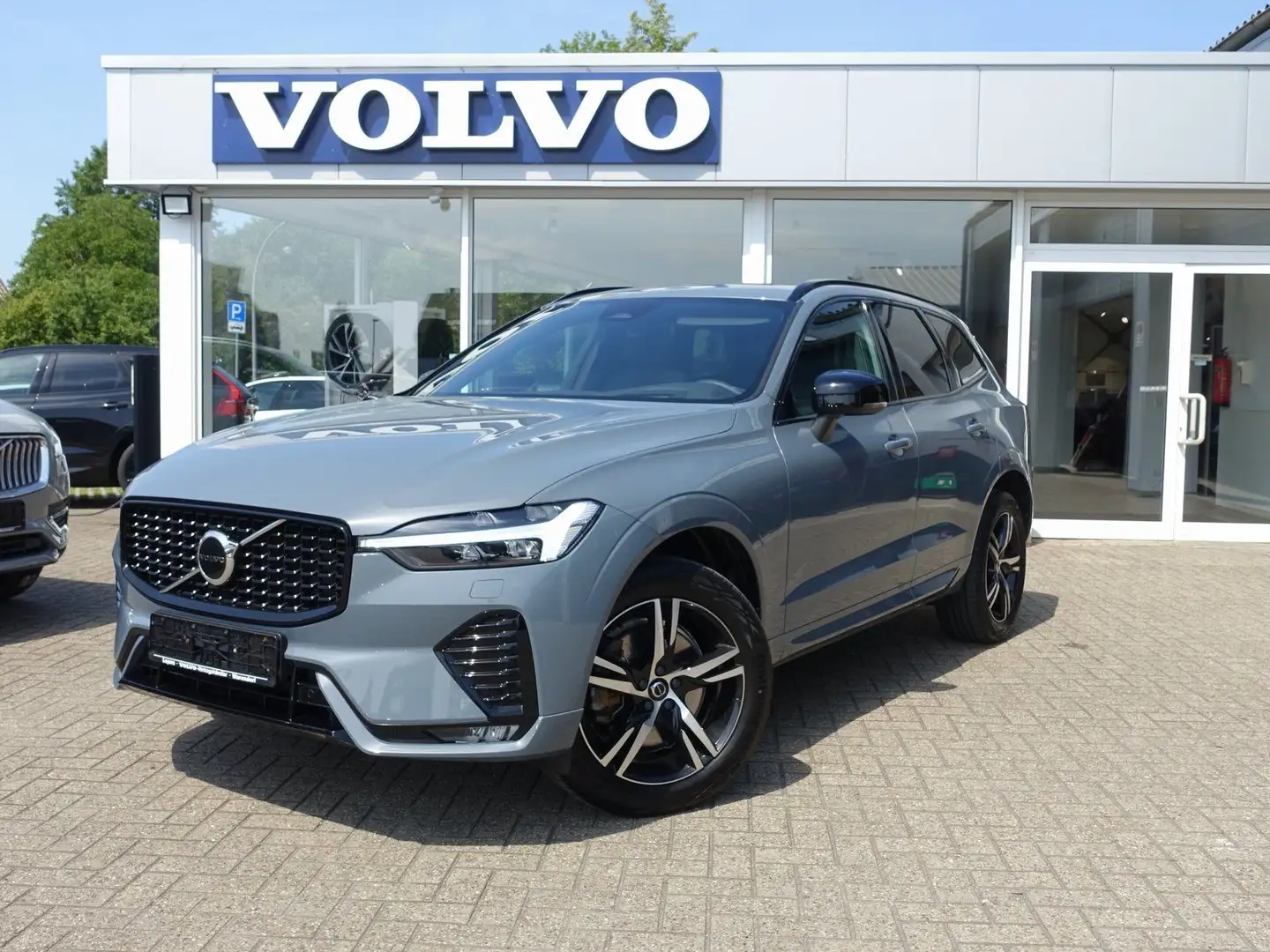 Volvo XC60 B4 Benzi R-Design/HeadUP/StndHz/Kamera/Pano Grijs - 1
