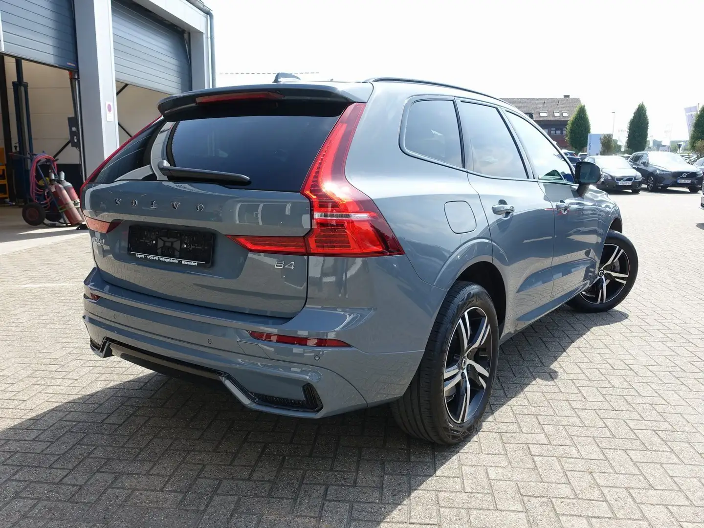 Volvo XC60 B4 Benzi R-Design/HeadUP/StndHz/Kamera/Pano Grijs - 2