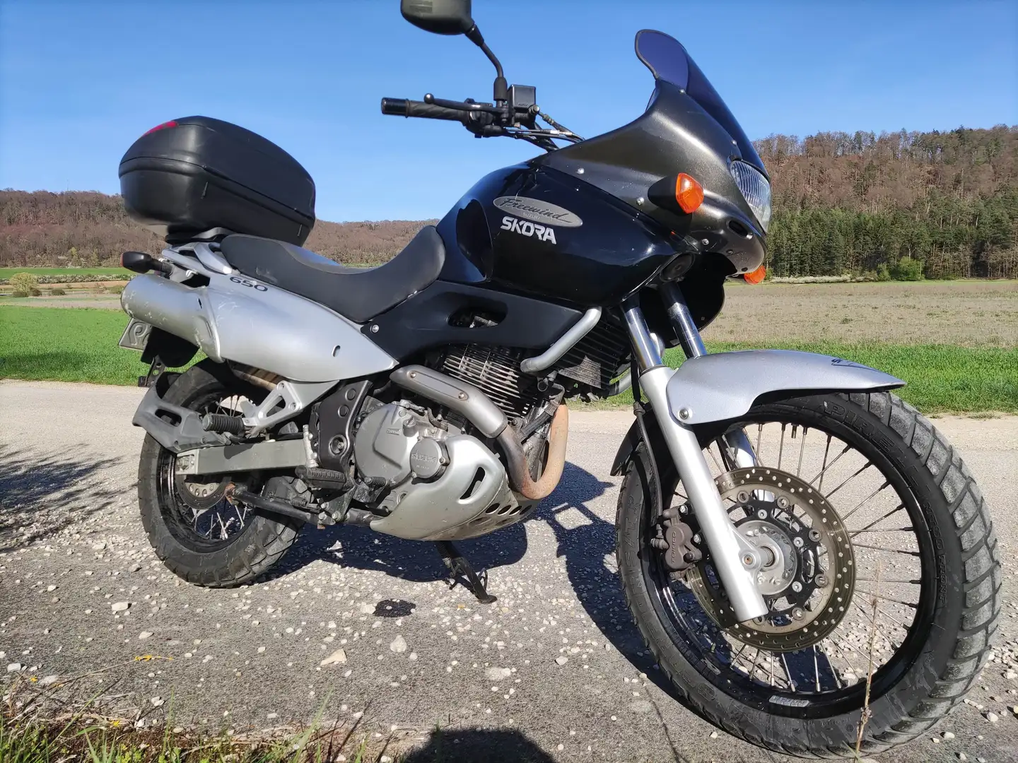 Suzuki XF 650 Freewind Schwarz - 1