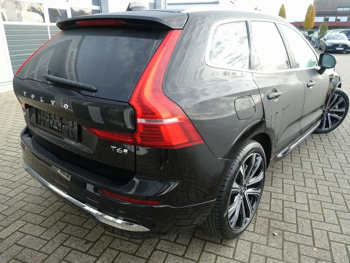 Volvo XC60 Plus T6 AWD/H&K/360°/FourC/AHK/Pano/BLIS Schwarz - 2
