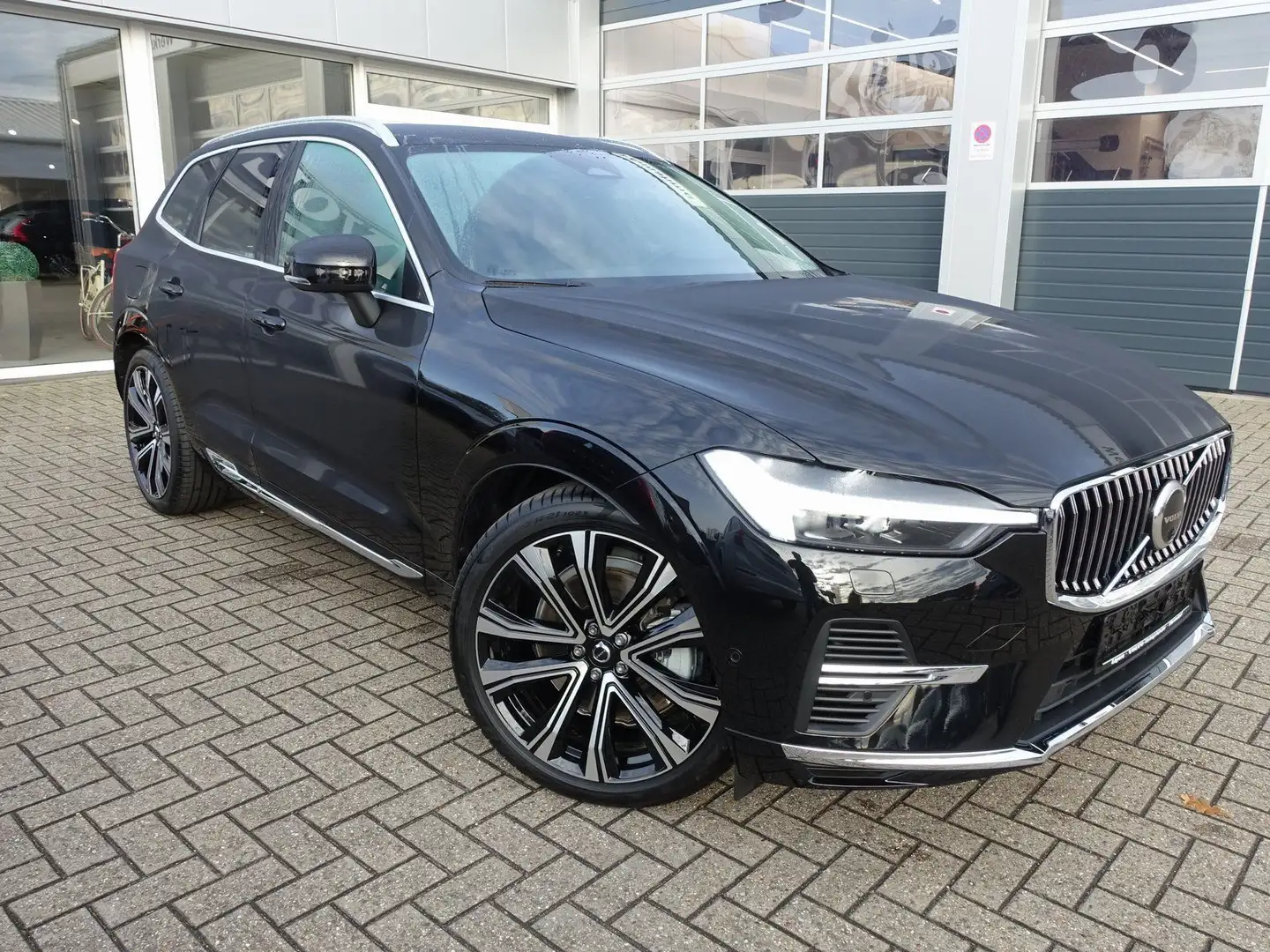 Volvo XC60 Plus T6 AWD/H&K/360°/FourC/AHK/Pano/BLIS Schwarz - 1