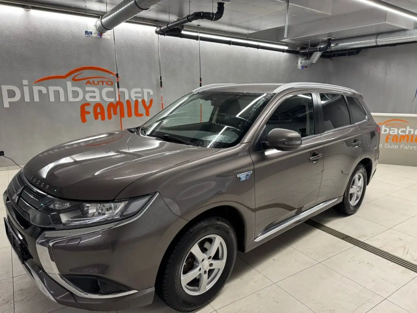 Mitsubishi Outlander PHEV 2,4 4WD Intense 20 Grau - 1