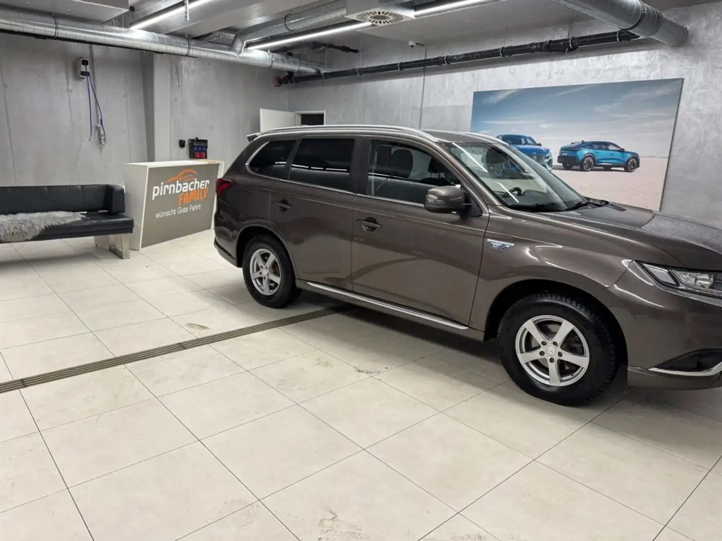 Mitsubishi Outlander PHEV 2,4 4WD Intense 20 Grau - 2