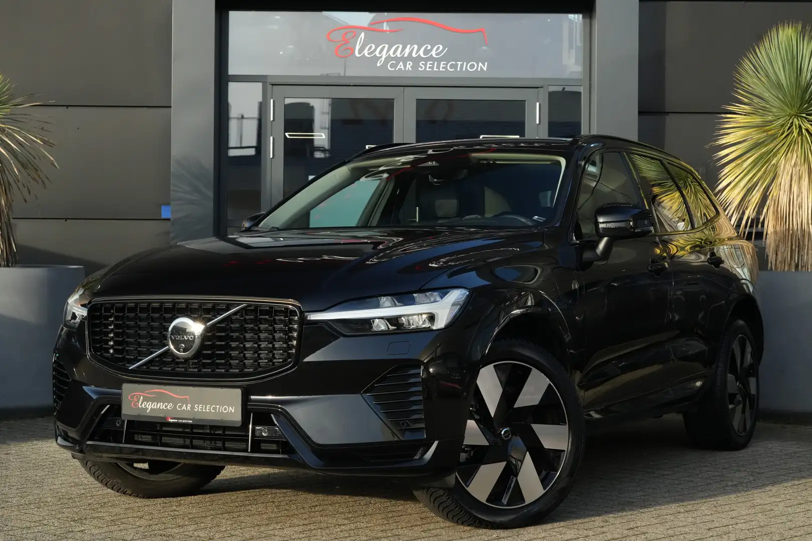 Volvo XC60 2.0 T6 Plug-in hybrid AWD Ultimate Dark 350pk Pano Zwart - 1