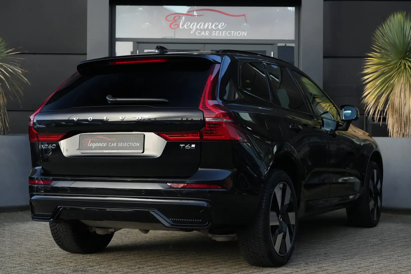 Volvo XC60 2.0 T6 Plug-in hybrid AWD Ultimate Dark 350pk Pano Zwart - 2